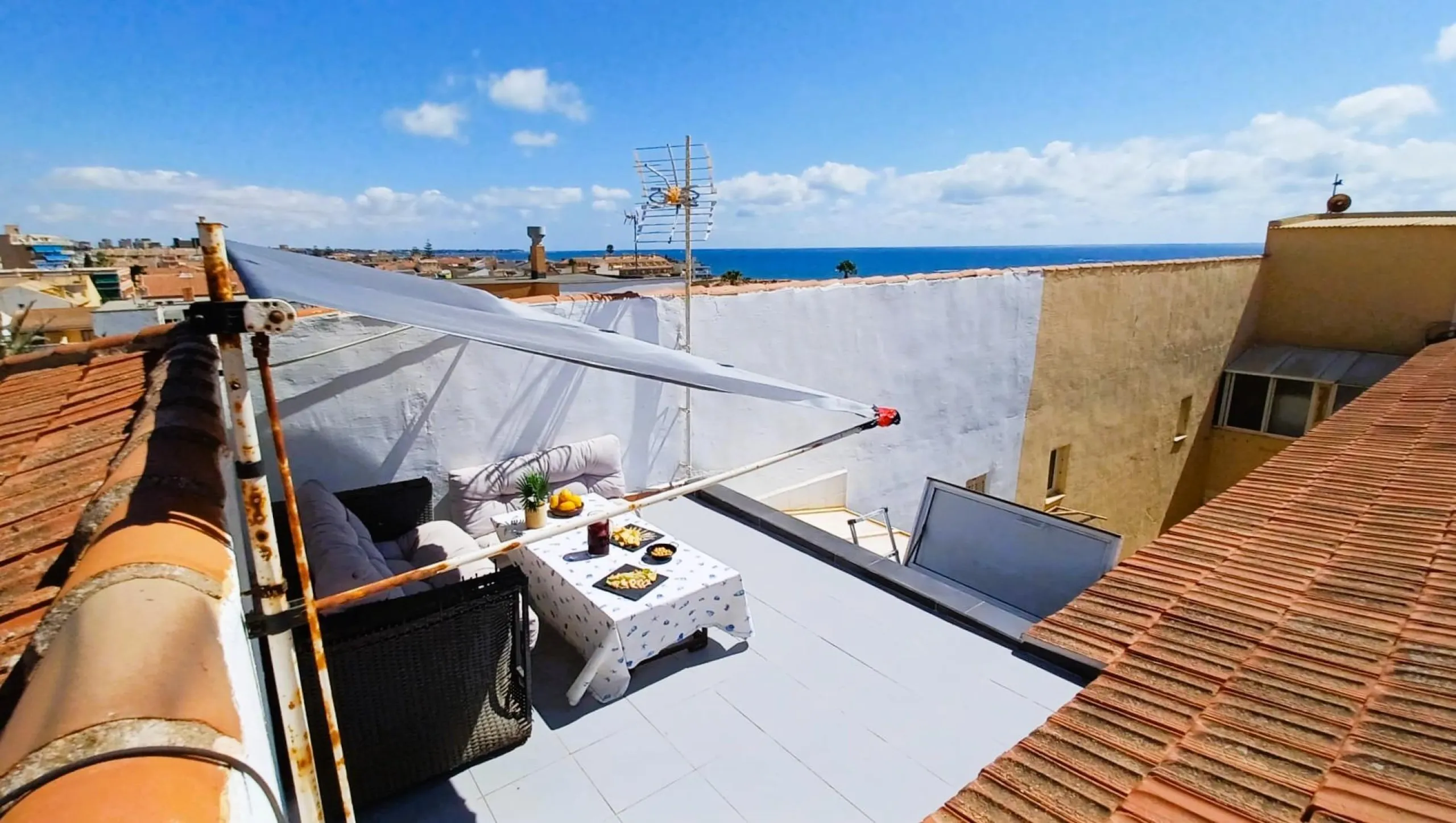 Spacious, refurbished penthouse 100 metres from the beach in Torre de la Horadada