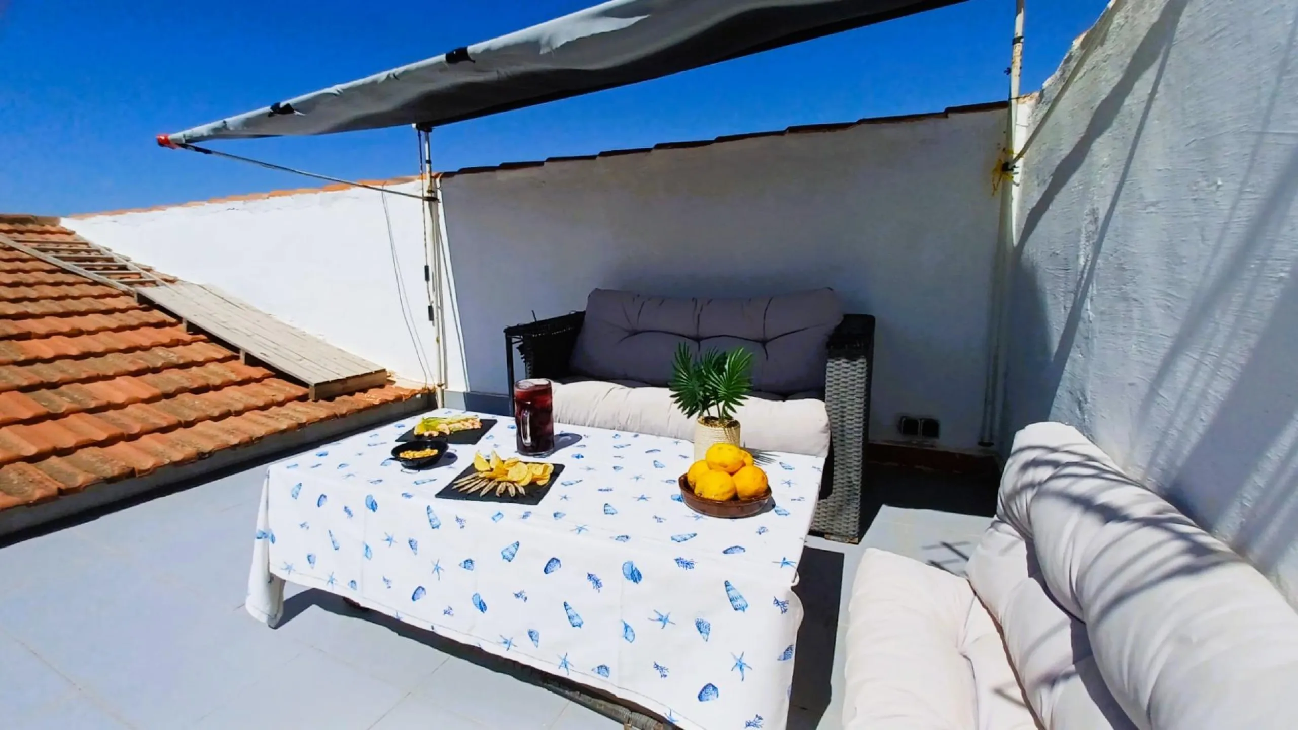 Spacious, refurbished penthouse 100 metres from the beach in Torre de la Horadada