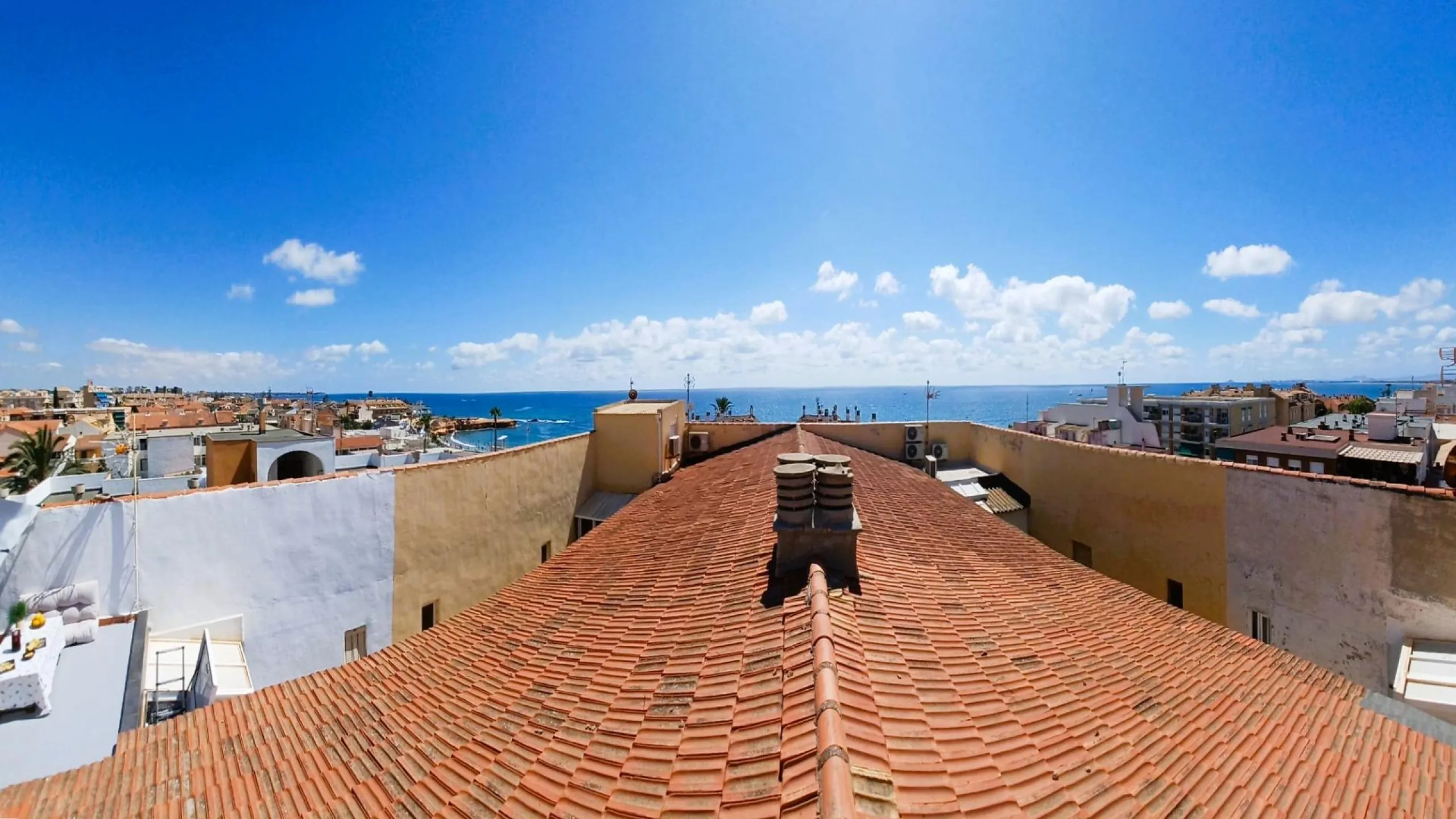 Spacious, refurbished penthouse 100 metres from the beach in Torre de la Horadada