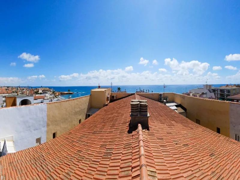 Spacious, refurbished penthouse 100 metres from the beach in Torre de la Horadada