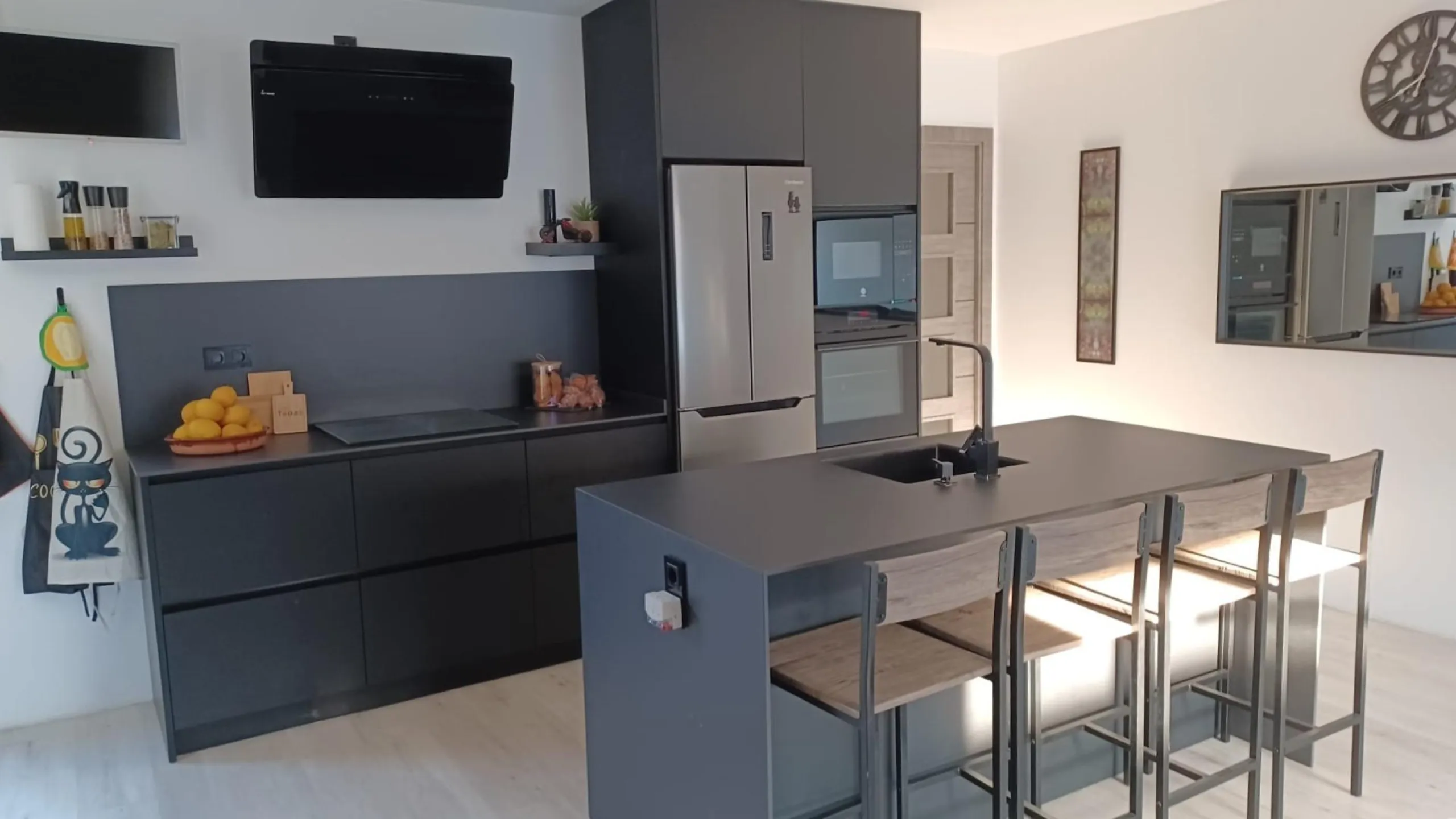 Spacious, refurbished penthouse 100 metres from the beach in Torre de la Horadada