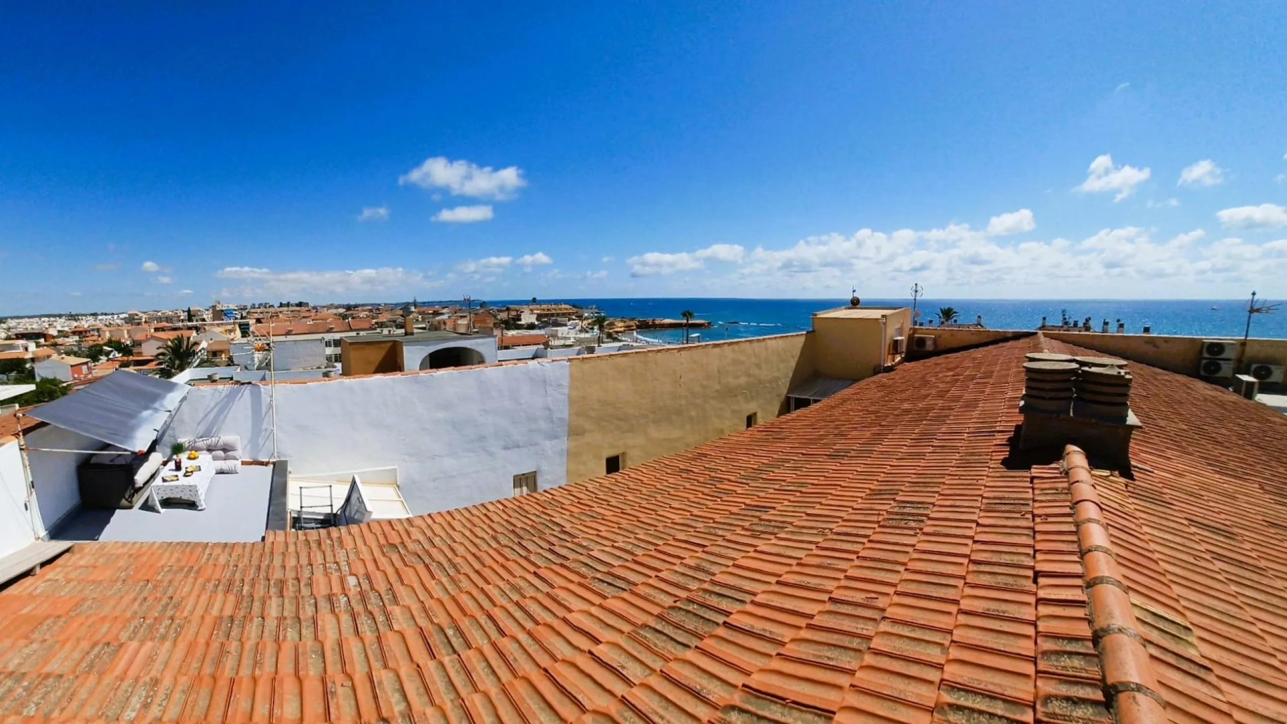 Spacious, refurbished penthouse 100 metres from the beach in Torre de la Horadada
