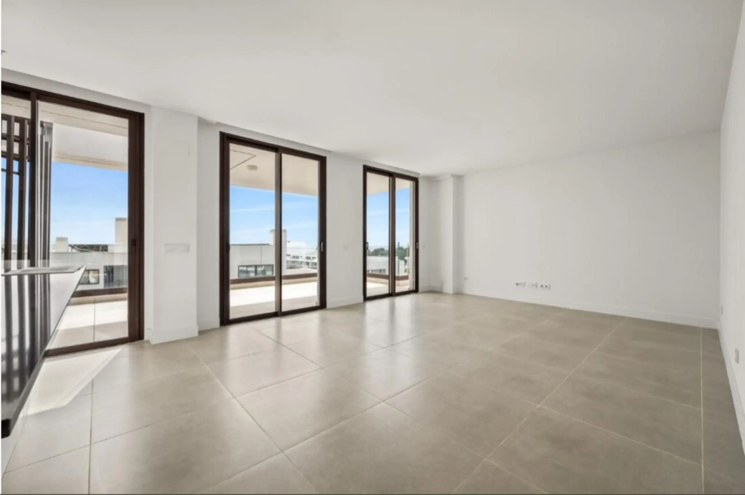 Discover elevated Mediterranean living in this striking penthouse in Reserva del Higuerón, ideally situated just a short 400-meter walk from the beaches of Fuengirola.