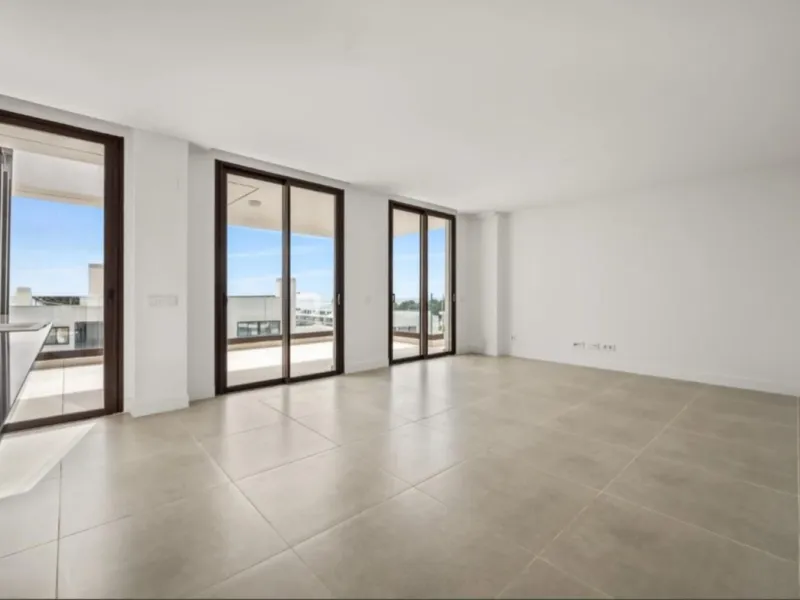Discover elevated Mediterranean living in this striking penthouse in Reserva del Higuerón, ideally situated just a short 400-meter walk from the beaches of Fuengirola.