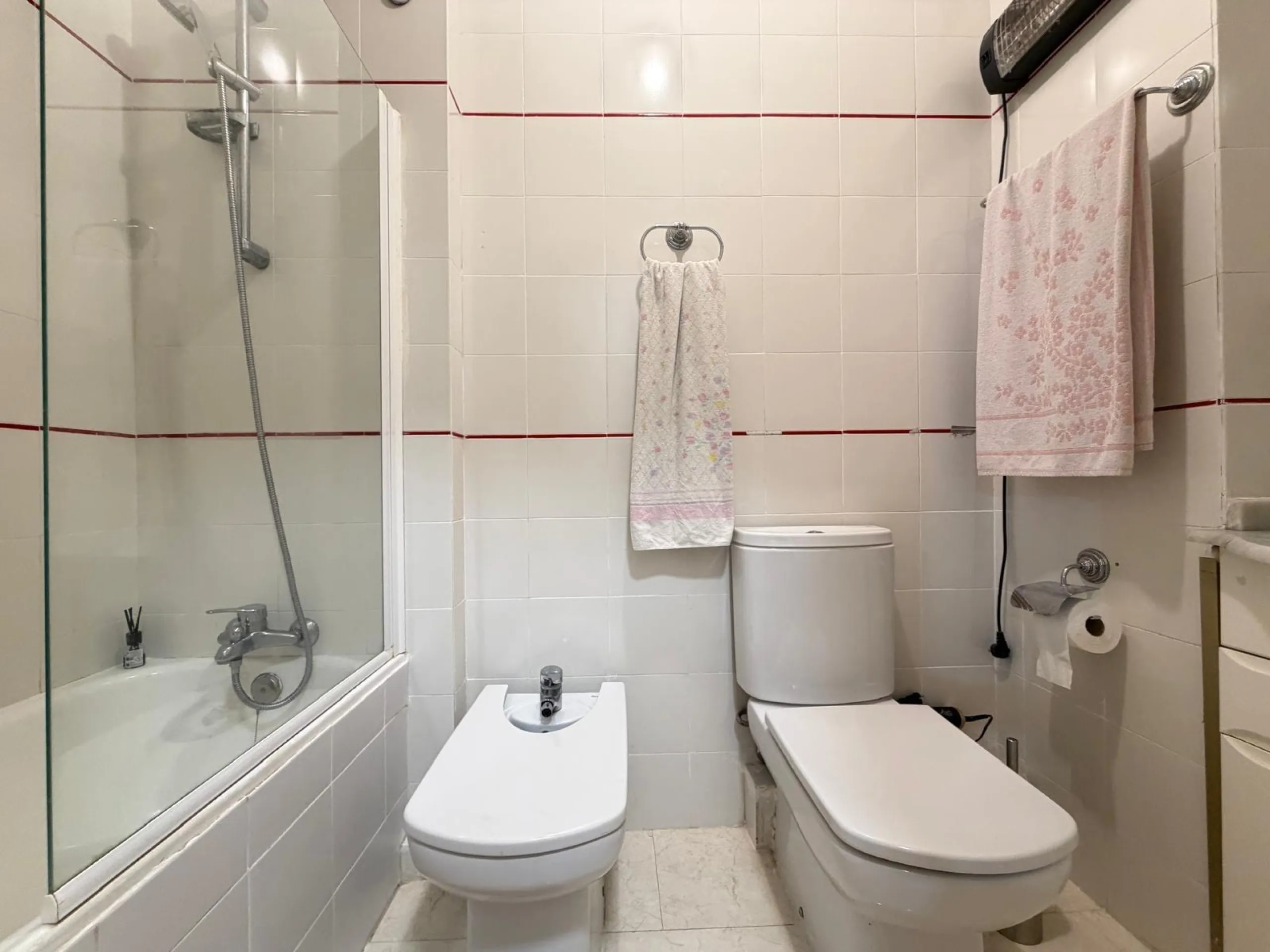 1 BEDROOM APARTMENT. 1 BATHROOM. WITH SIDE SEA VIEWS AND 200 METERS FROM LOS LOCOS BEACH. BUILT AREA 52 M2.