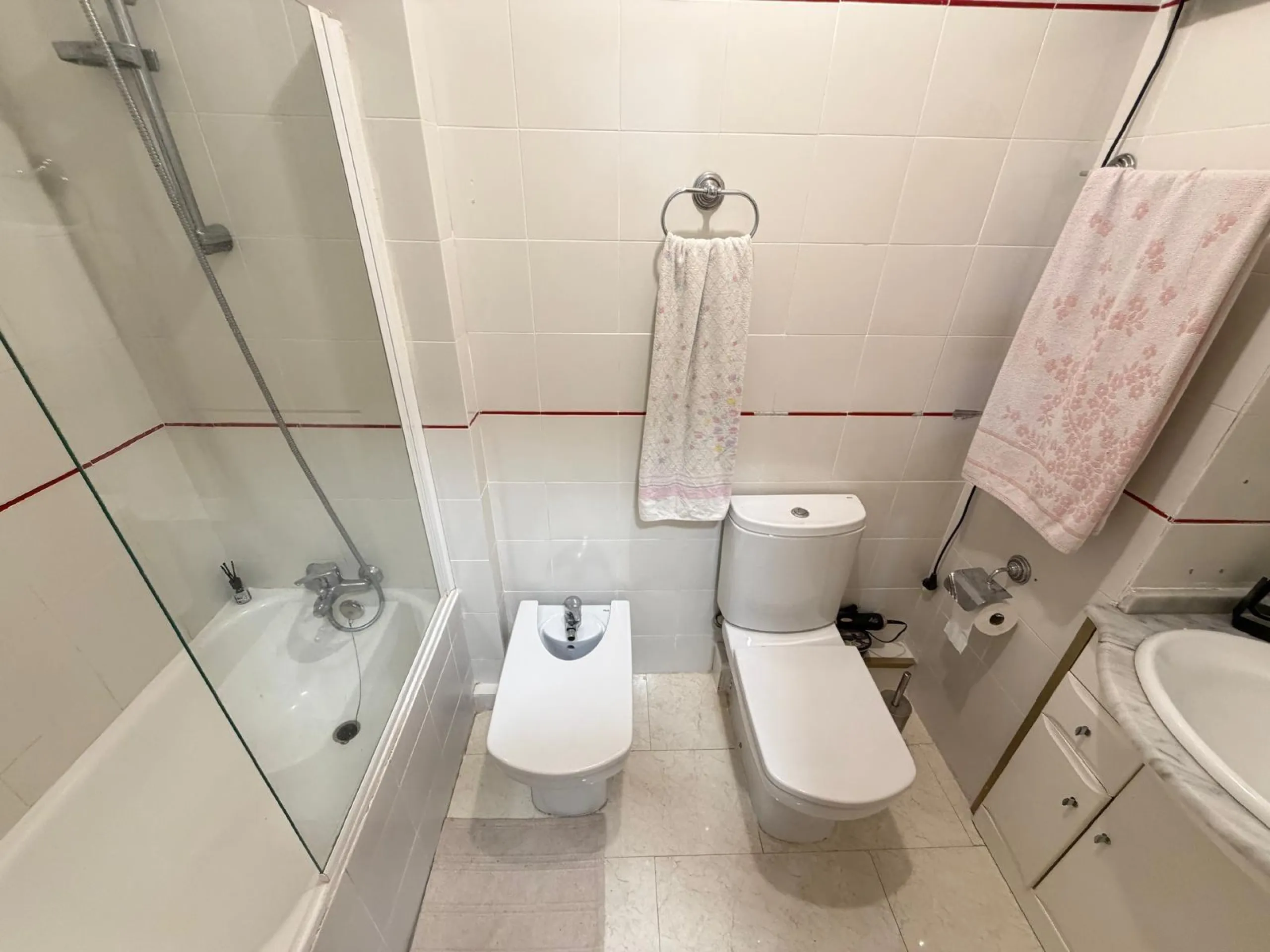 1 BEDROOM APARTMENT. 1 BATHROOM. WITH SIDE SEA VIEWS AND 200 METERS FROM LOS LOCOS BEACH. BUILT AREA 52 M2.