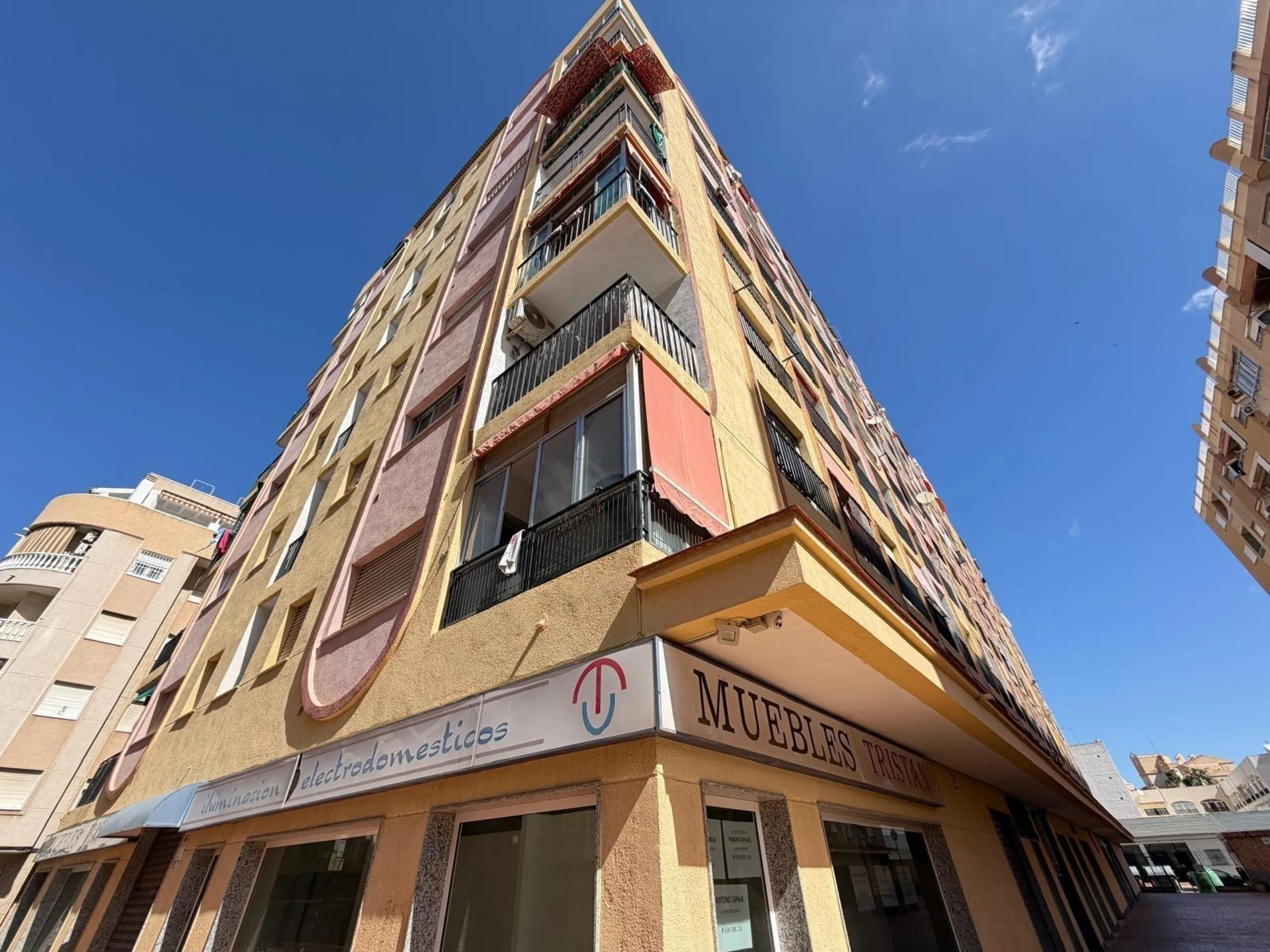 1 BEDROOM APARTMENT. 1 BATHROOM. WITH SIDE SEA VIEWS AND 200 METERS FROM LOS LOCOS BEACH. BUILT AREA 52 M2.