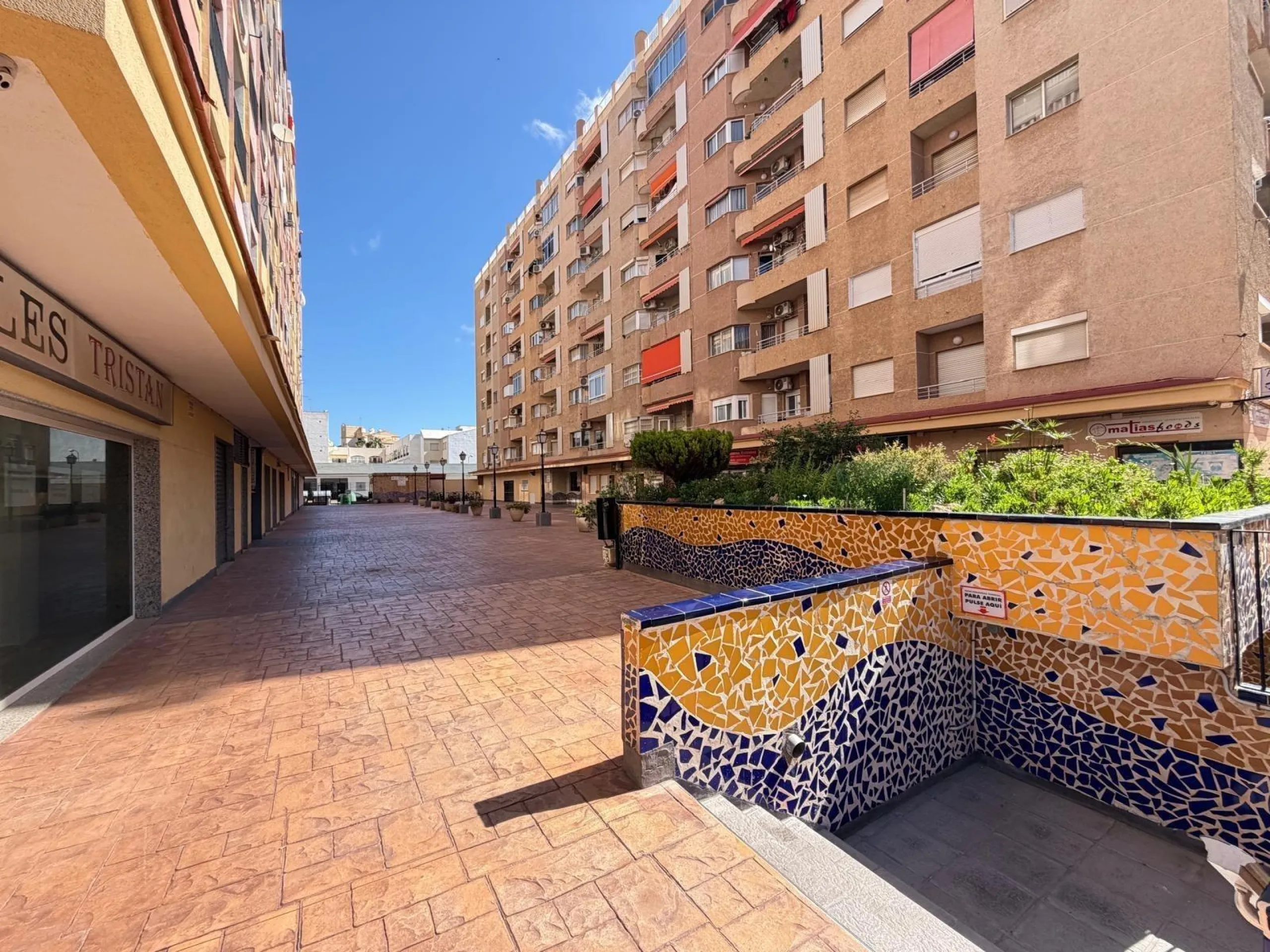 1 BEDROOM APARTMENT. 1 BATHROOM. WITH SIDE SEA VIEWS AND 200 METERS FROM LOS LOCOS BEACH. BUILT AREA 52 M2.