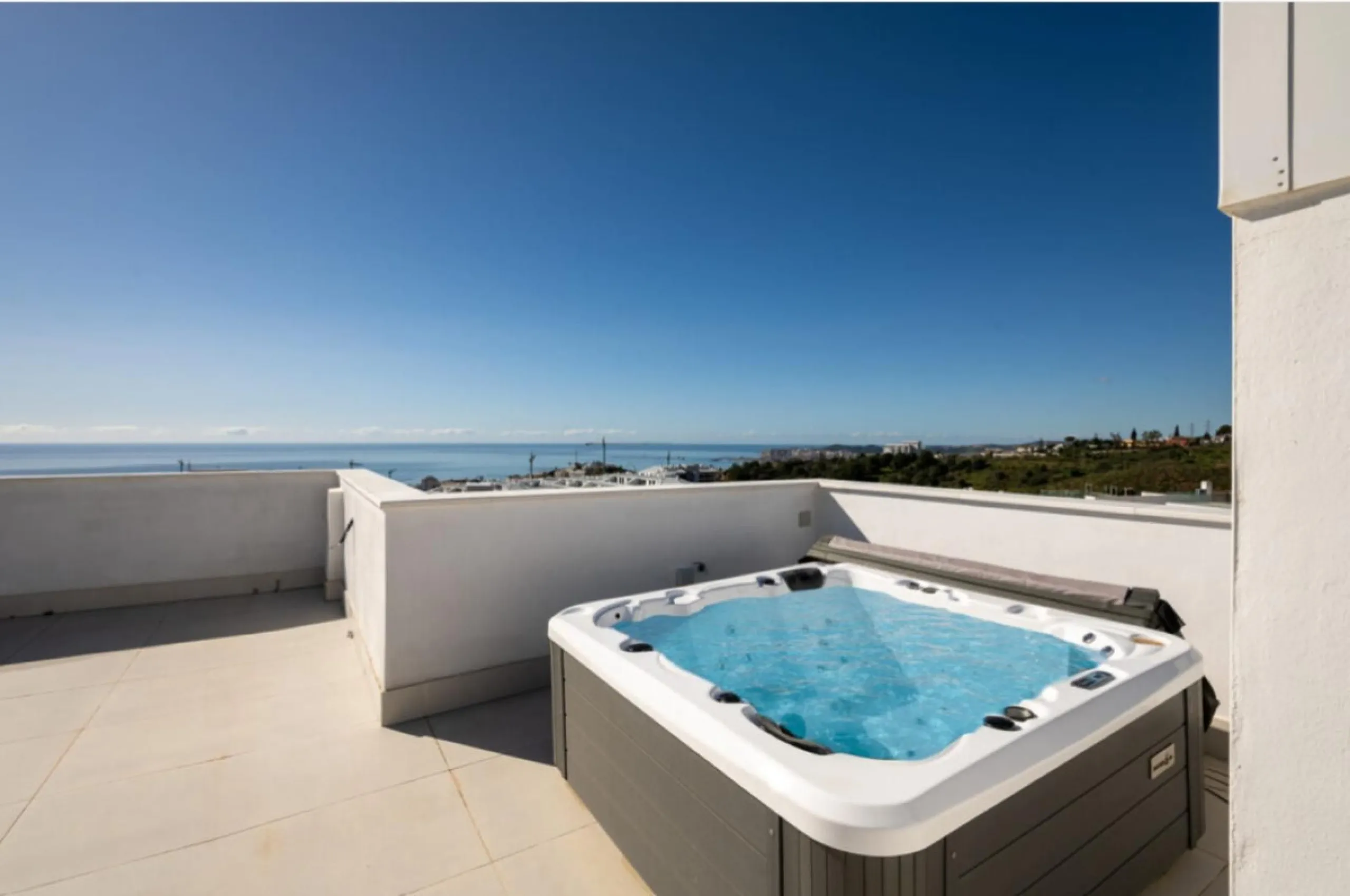Discover elevated Mediterranean living in this striking penthouse in Reserva del Higuerón, ideally situated just a short 400-meter walk from the beaches of Fuengirola.