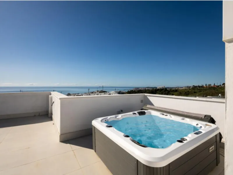 Discover elevated Mediterranean living in this striking penthouse in Reserva del Higuerón, ideally situated just a short 400-meter walk from the beaches of Fuengirola.