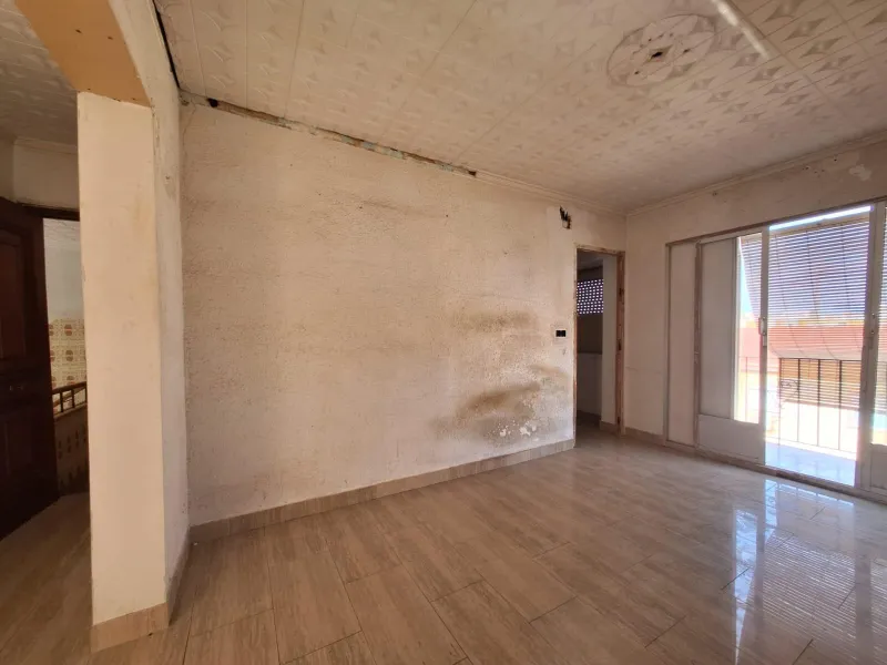 APARTMENT FOR RENOVATION TO YOUR TASTE 3 ROOMS 3rd FLOOR