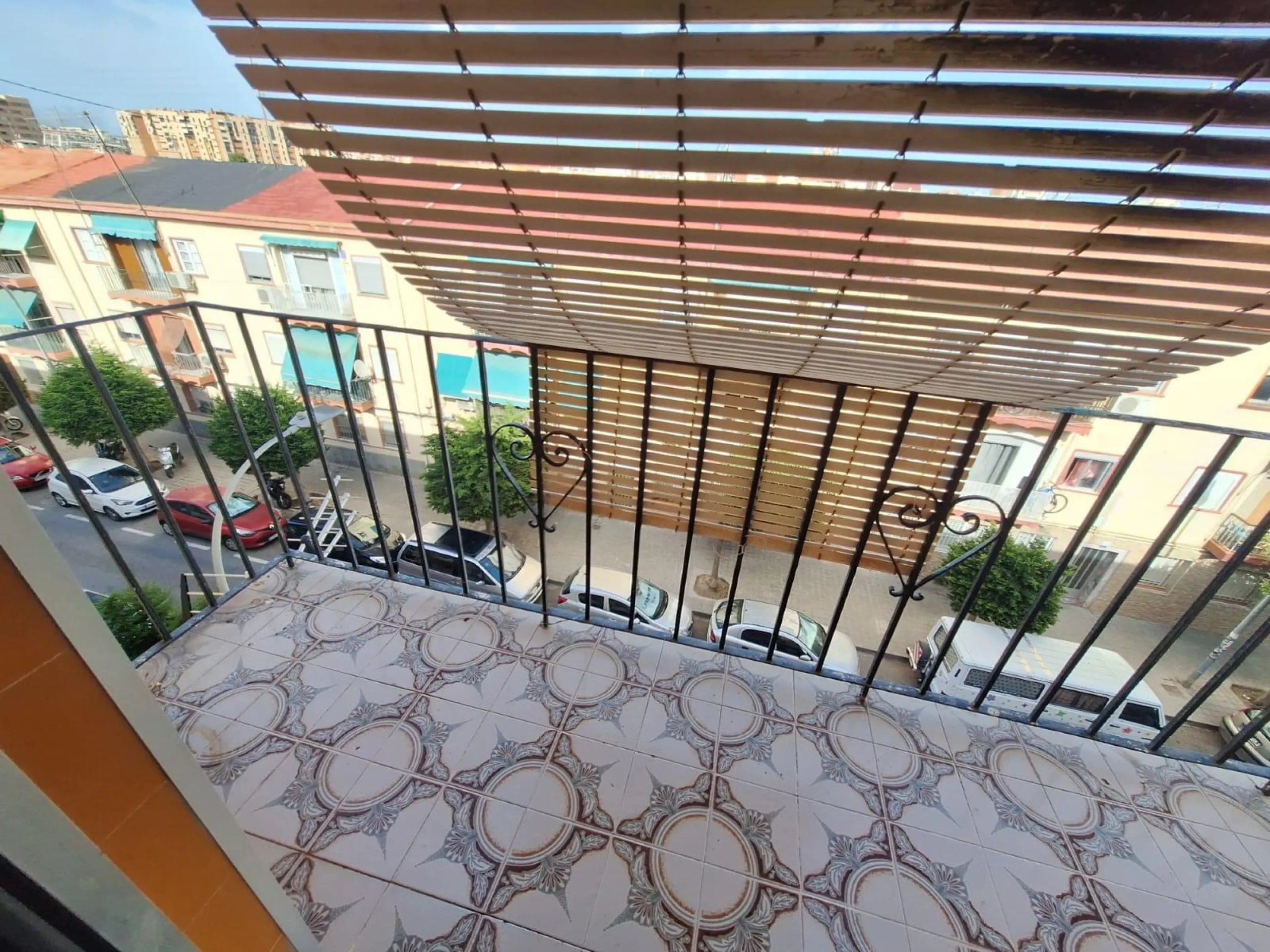 APARTMENT FOR RENOVATION TO YOUR TASTE 3 ROOMS 3rd FLOOR