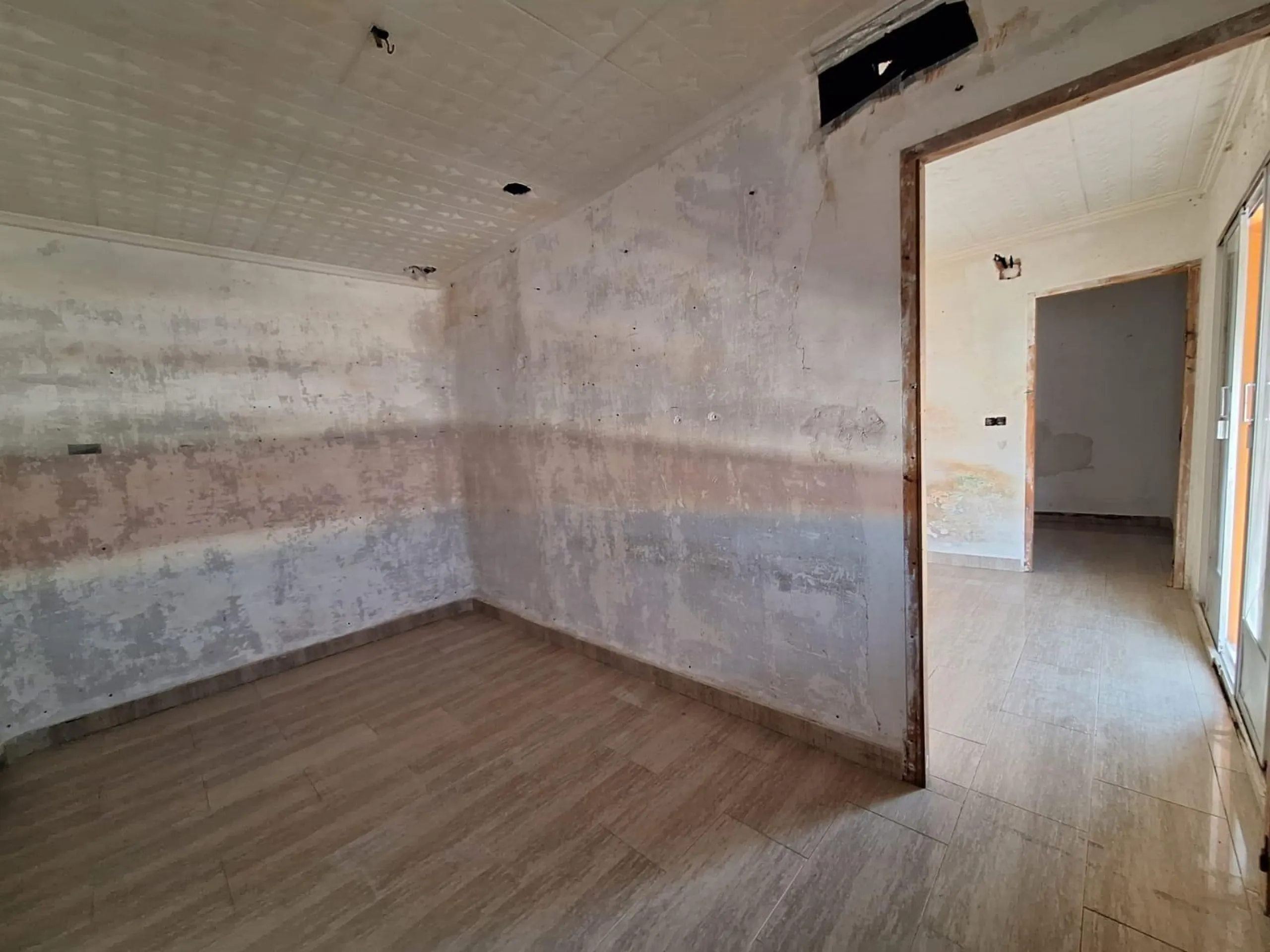 APARTMENT FOR RENOVATION TO YOUR TASTE 3 ROOMS 3rd FLOOR