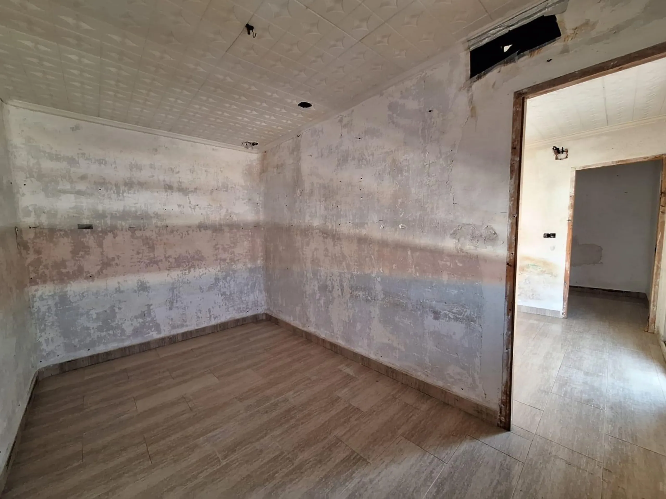 APARTMENT FOR RENOVATION TO YOUR TASTE 3 ROOMS 3rd FLOOR