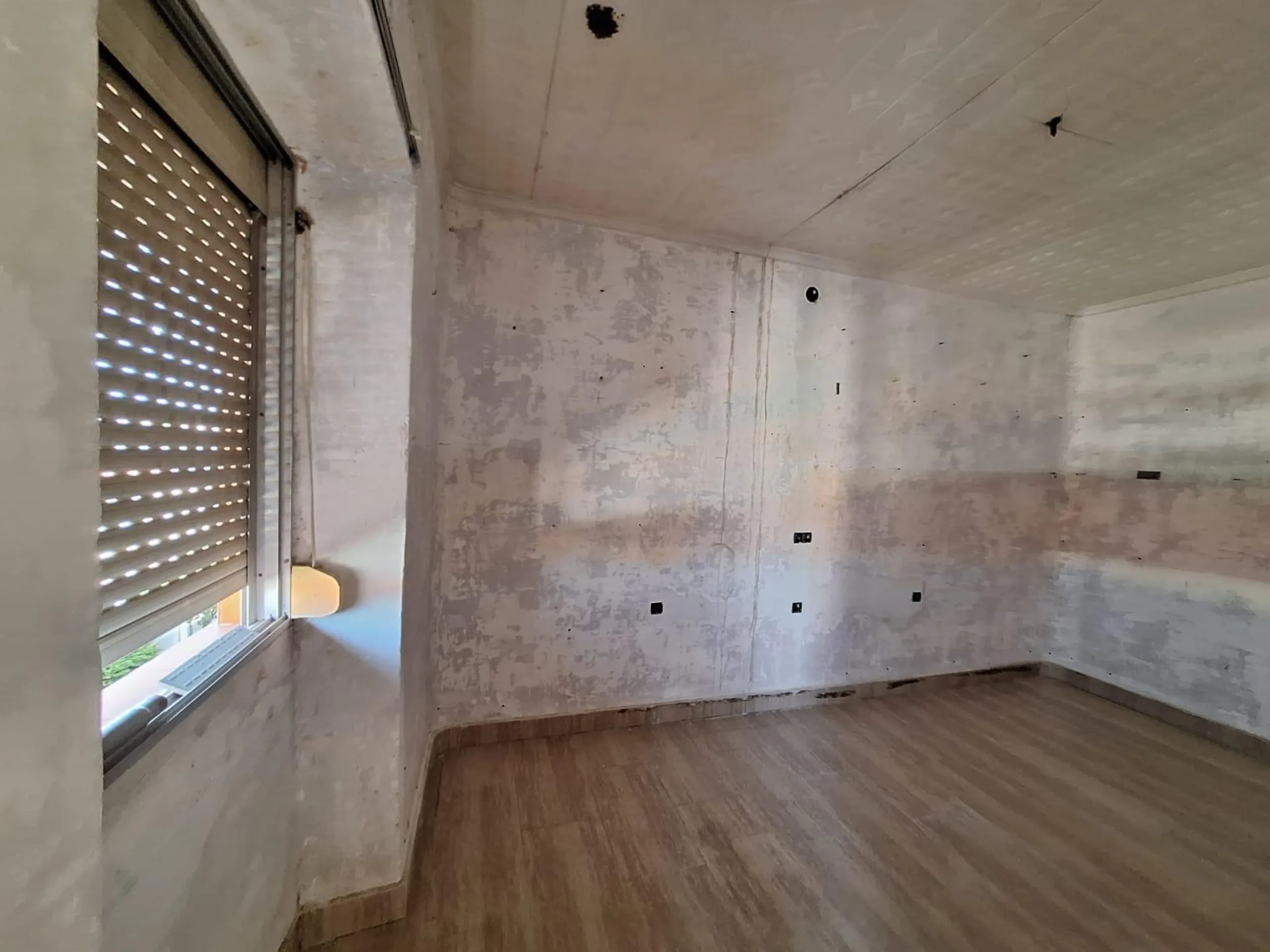 APARTMENT FOR RENOVATION TO YOUR TASTE 3 ROOMS 3rd FLOOR