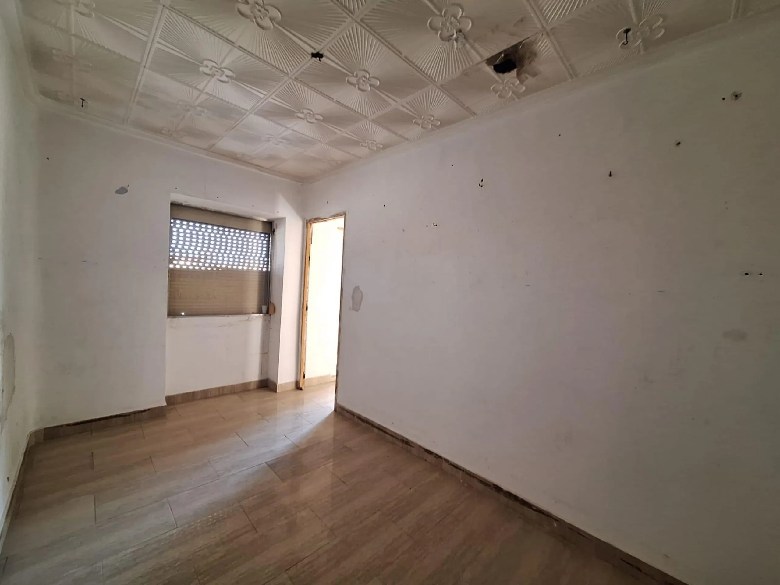 APARTMENT FOR RENOVATION TO YOUR TASTE 3 ROOMS 3rd FLOOR