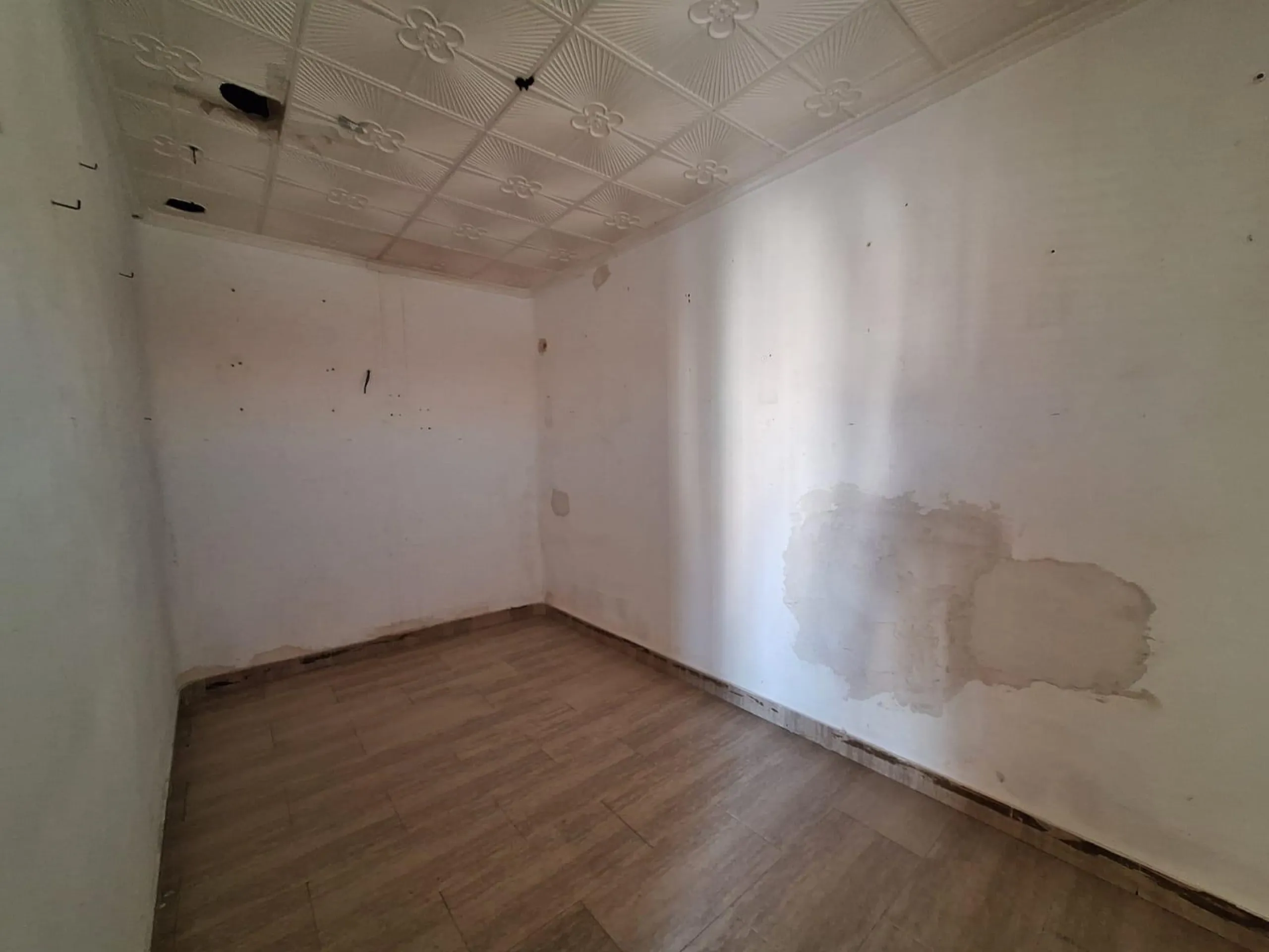 APARTMENT FOR RENOVATION TO YOUR TASTE 3 ROOMS 3rd FLOOR
