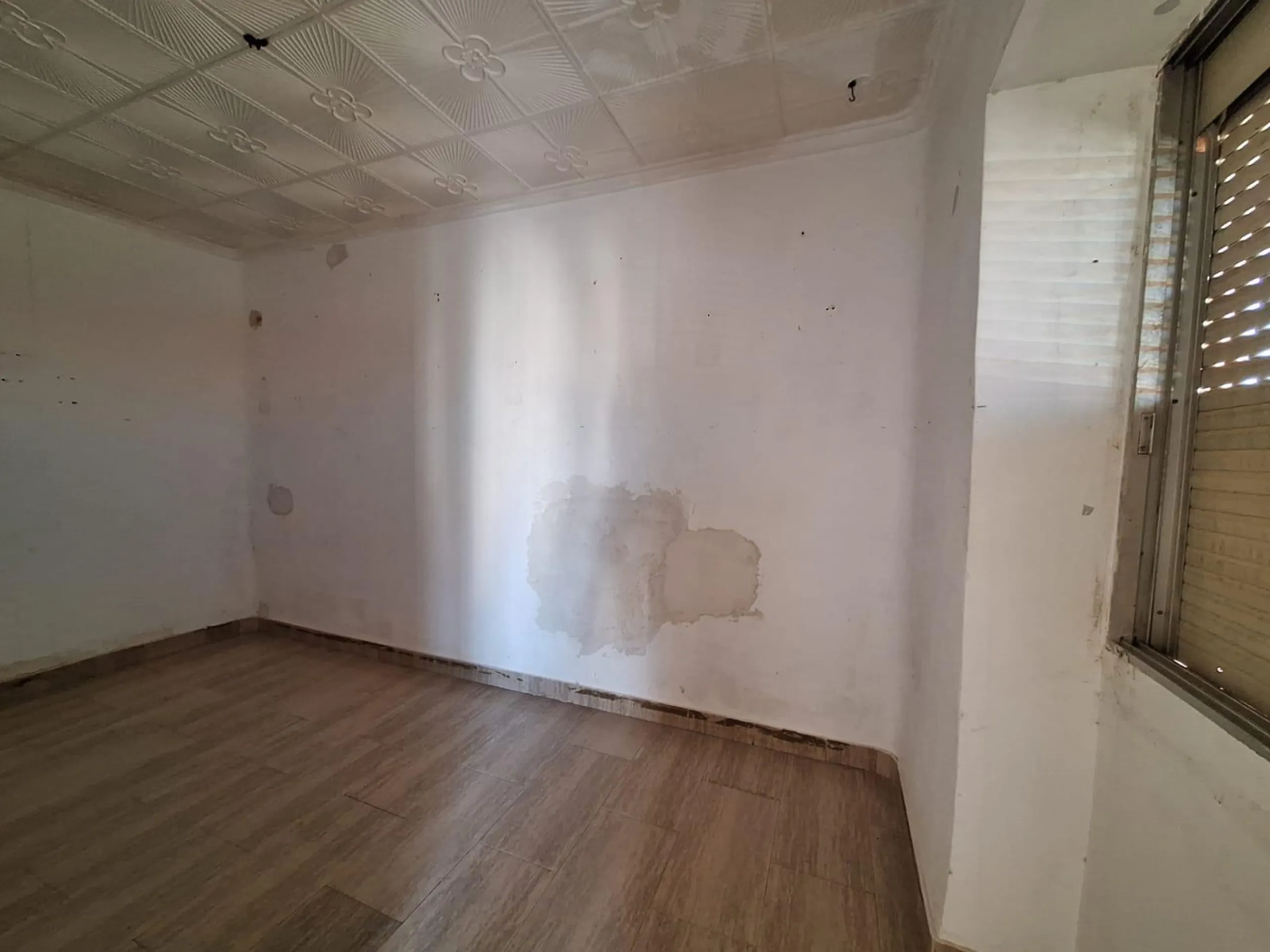 APARTMENT FOR RENOVATION TO YOUR TASTE 3 ROOMS 3rd FLOOR