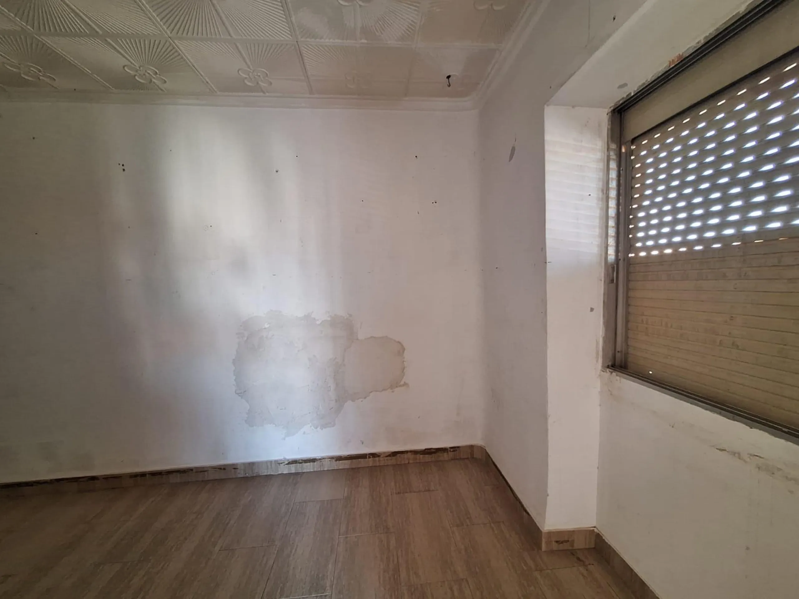 APARTMENT FOR RENOVATION TO YOUR TASTE 3 ROOMS 3rd FLOOR