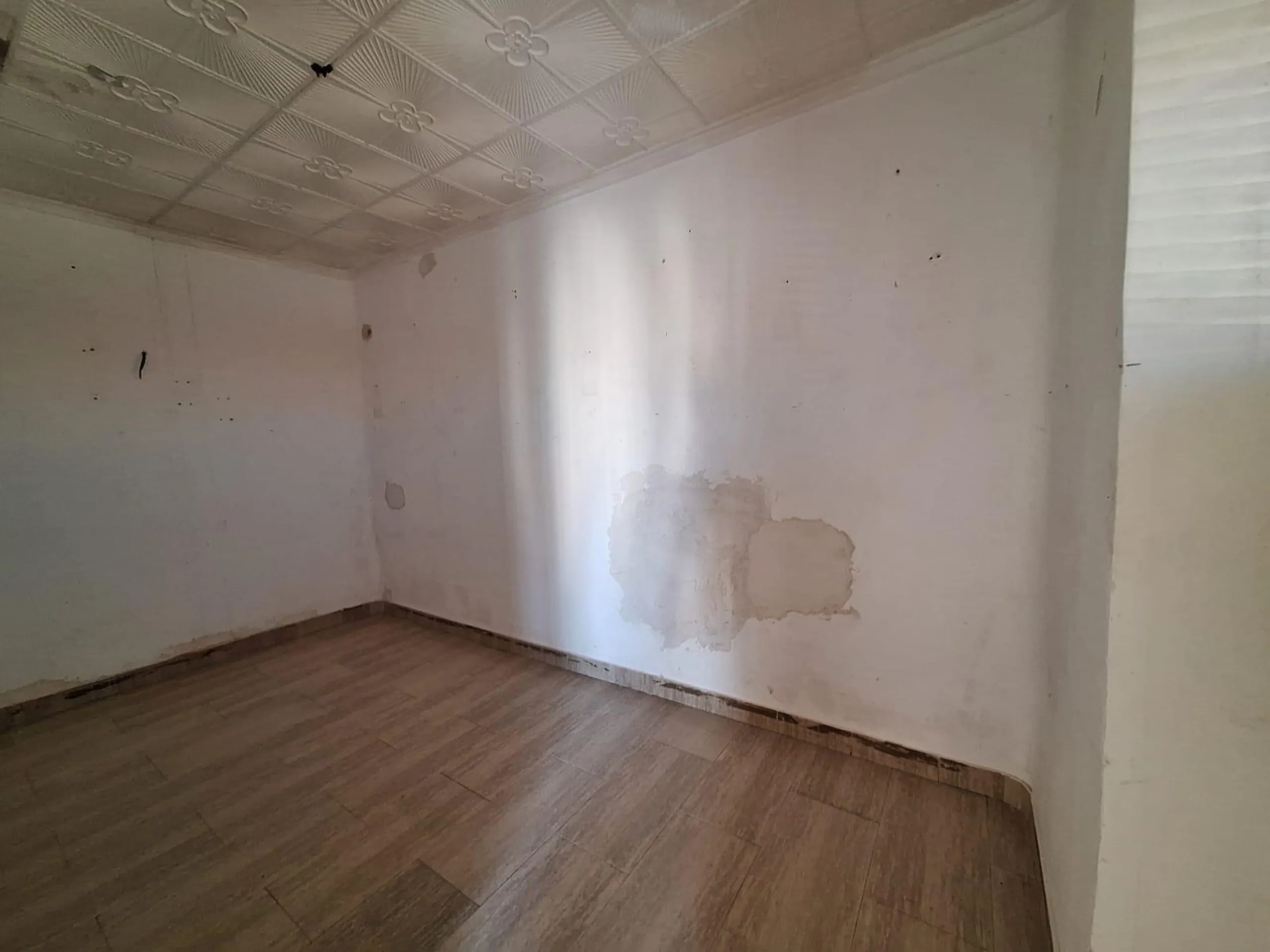 APARTMENT FOR RENOVATION TO YOUR TASTE 3 ROOMS 3rd FLOOR