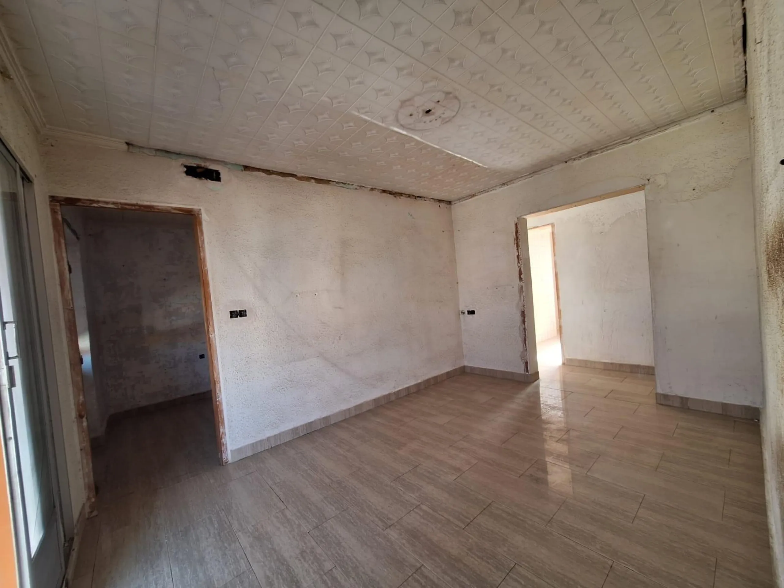 APARTMENT FOR RENOVATION TO YOUR TASTE 3 ROOMS 3rd FLOOR