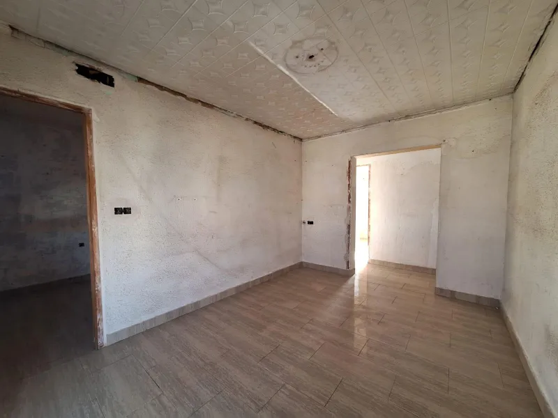 APARTMENT FOR RENOVATION TO YOUR TASTE 3 ROOMS 3rd FLOOR