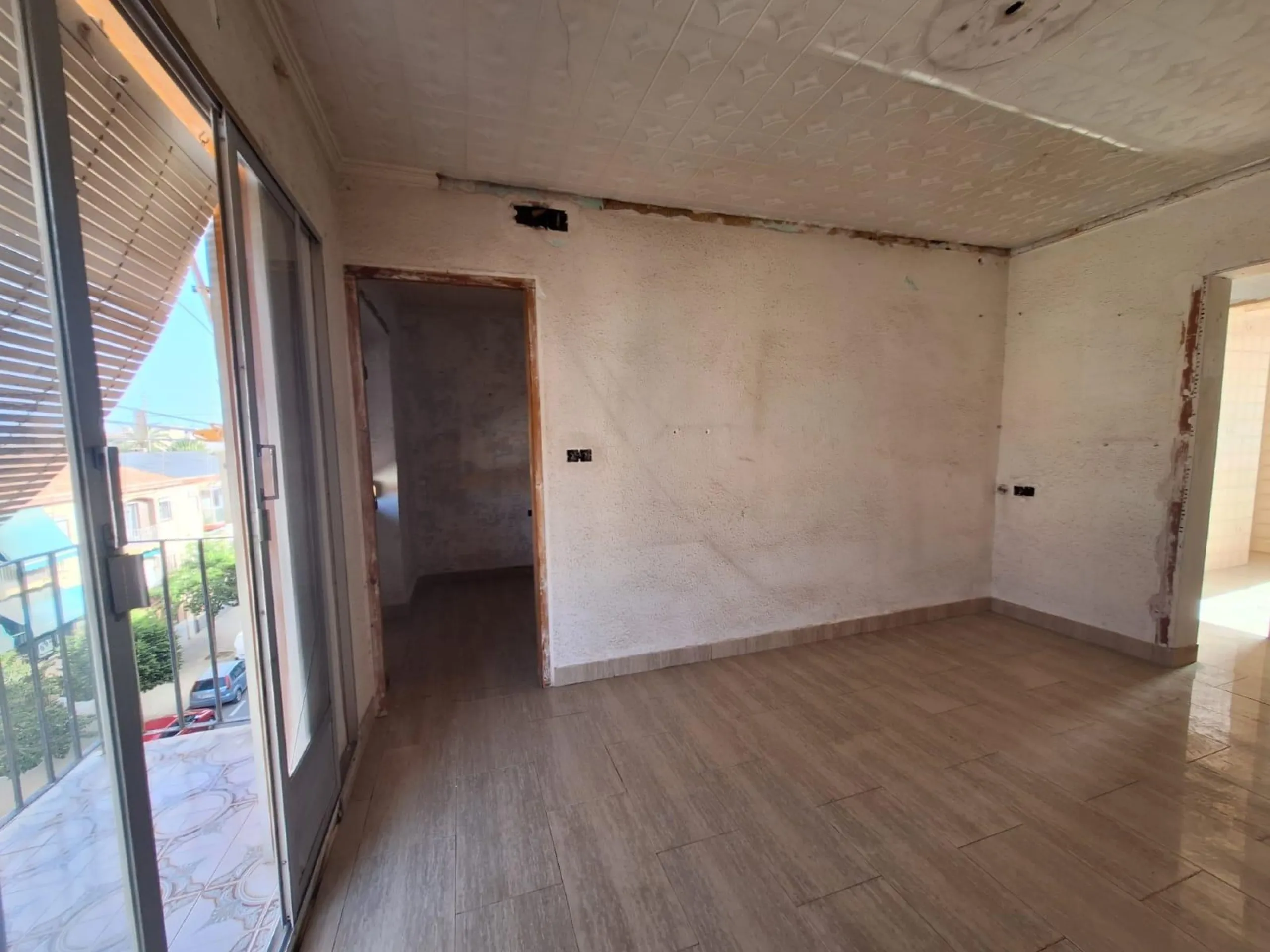 APARTMENT FOR RENOVATION TO YOUR TASTE 3 ROOMS 3rd FLOOR