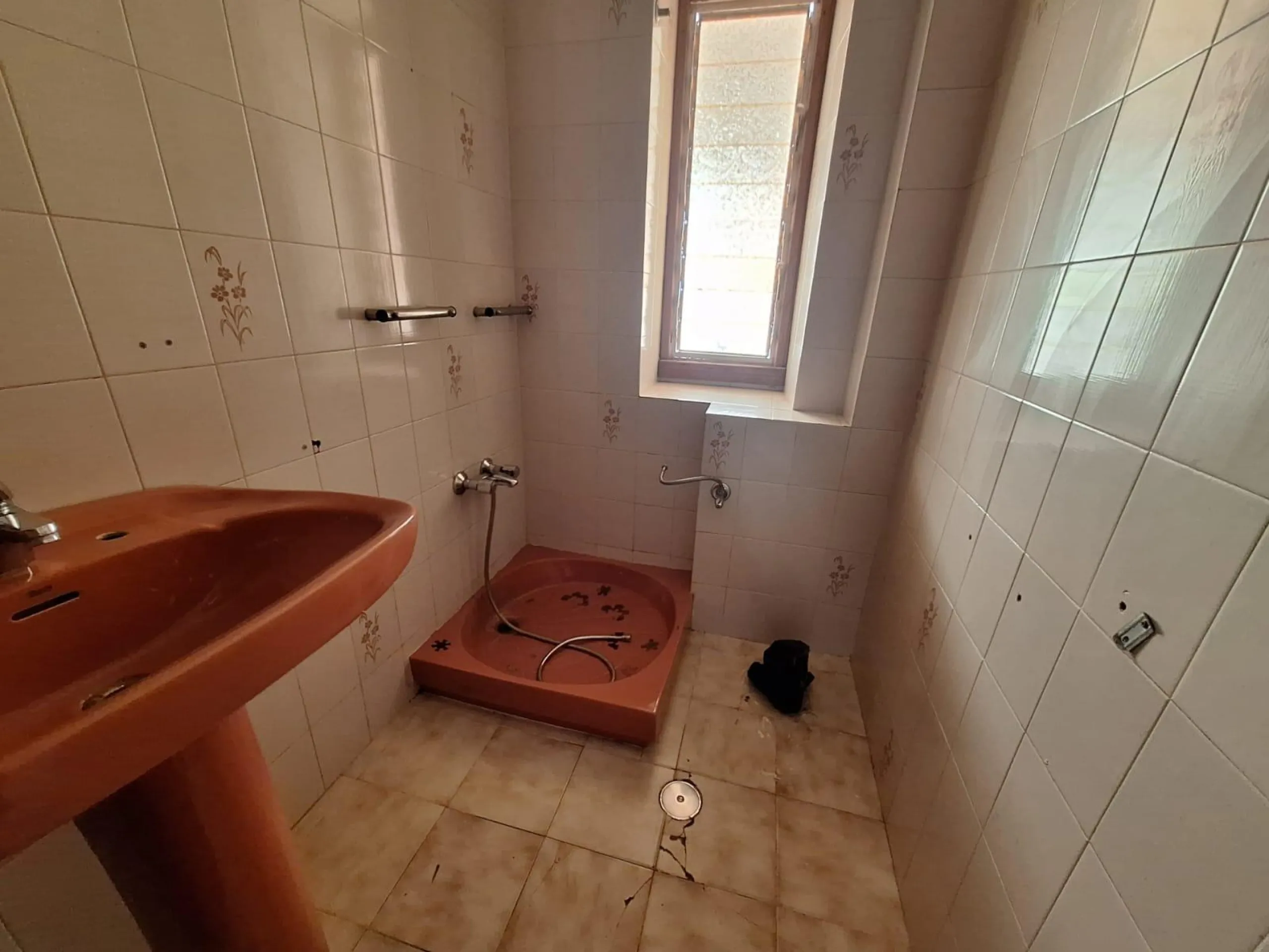 APARTMENT FOR RENOVATION TO YOUR TASTE 3 ROOMS 3rd FLOOR