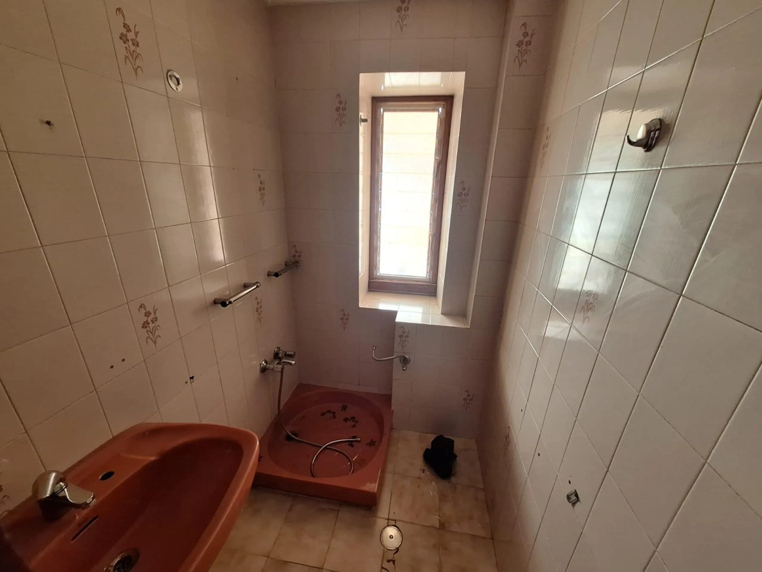 APARTMENT FOR RENOVATION TO YOUR TASTE 3 ROOMS 3rd FLOOR