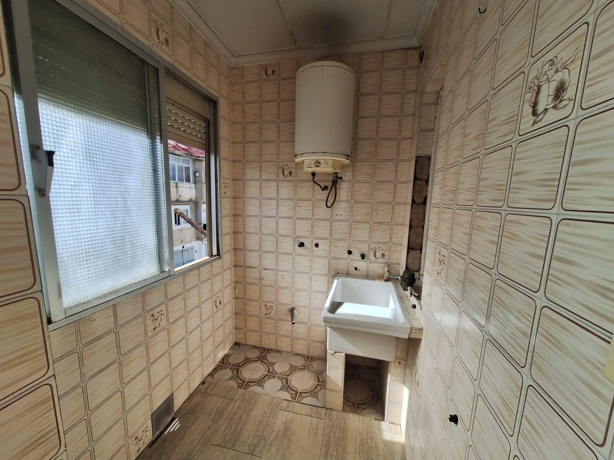 APARTMENT FOR RENOVATION TO YOUR TASTE 3 ROOMS 3rd FLOOR