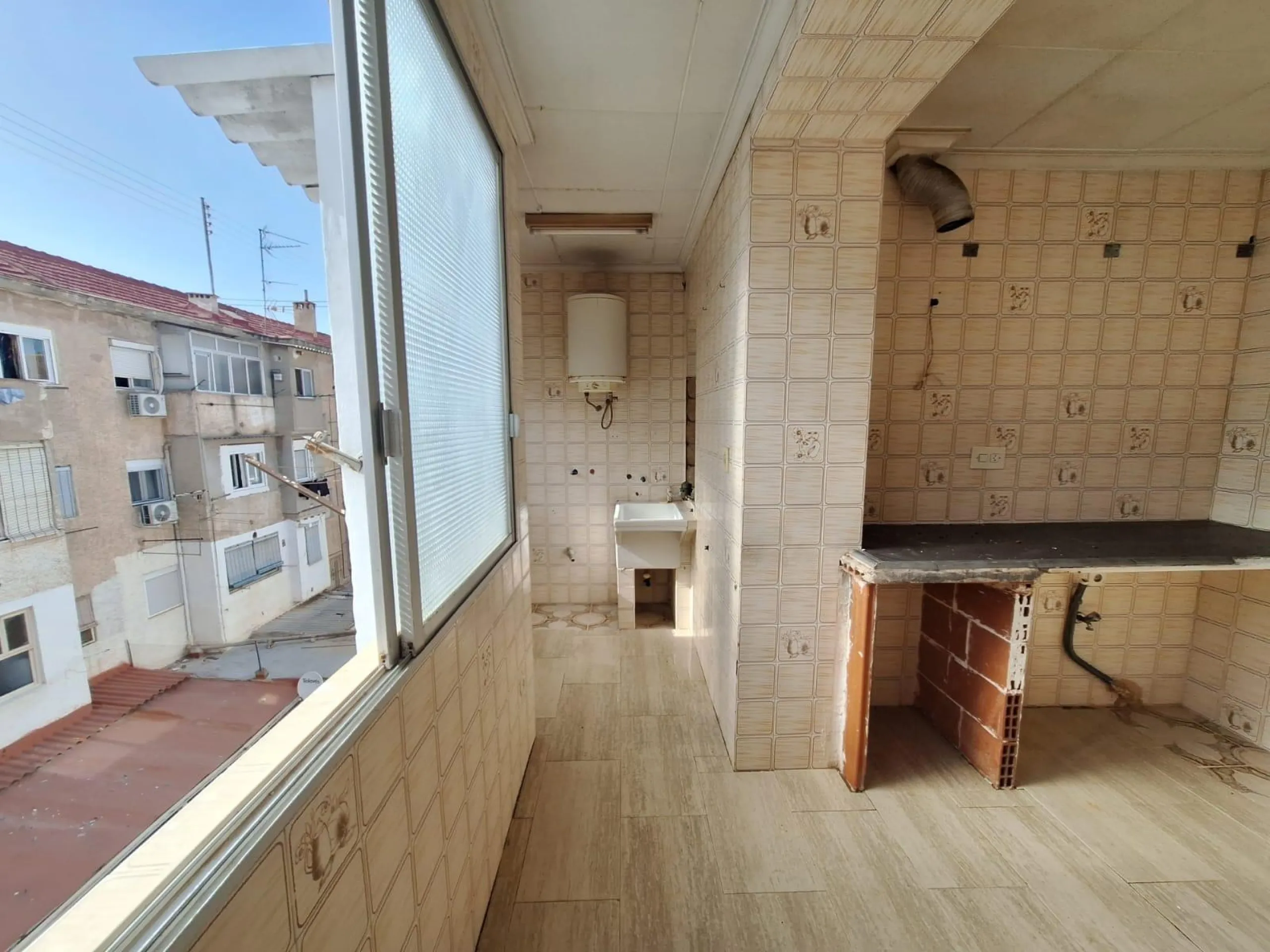 APARTMENT FOR RENOVATION TO YOUR TASTE 3 ROOMS 3rd FLOOR