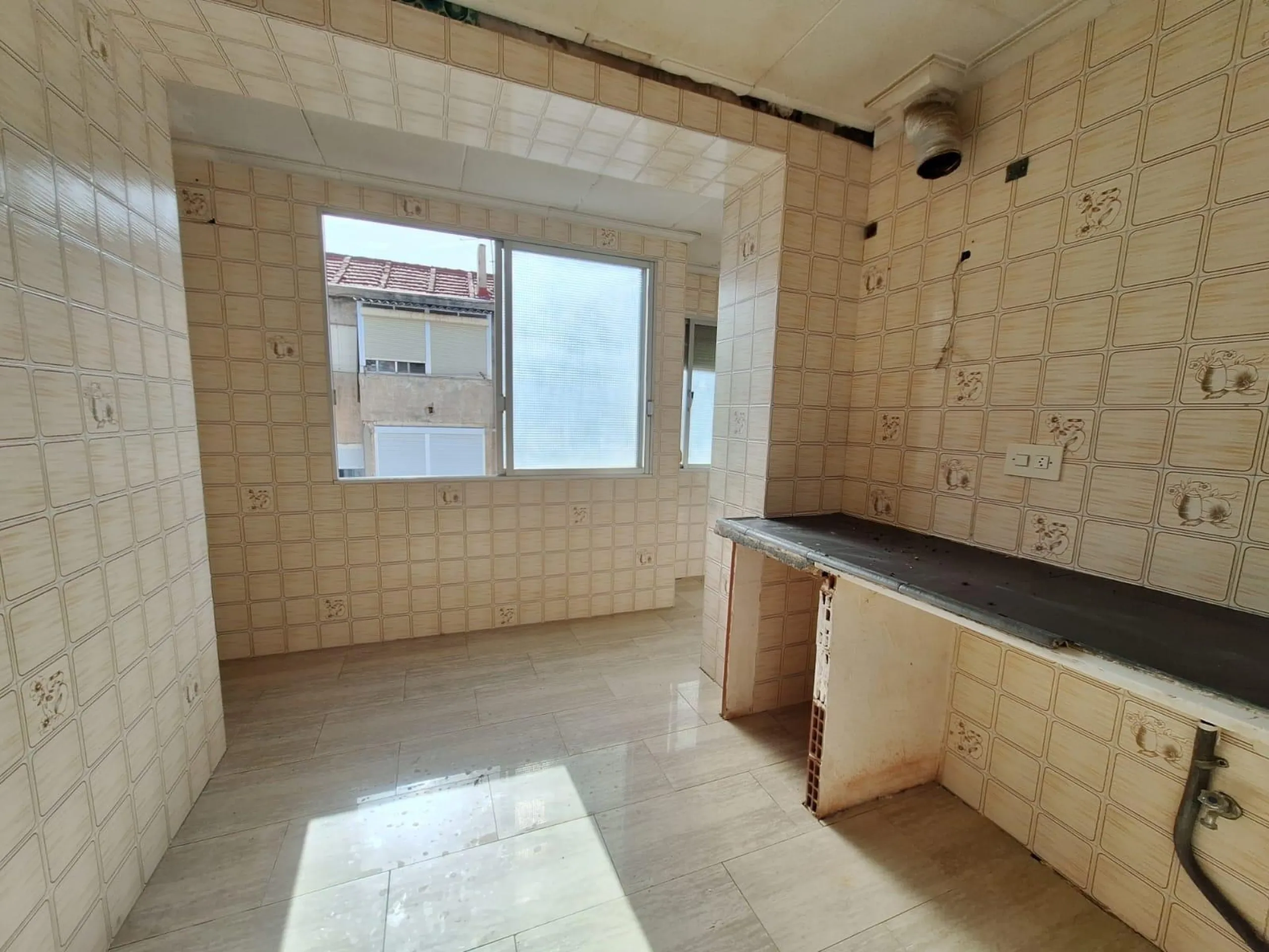 APARTMENT FOR RENOVATION TO YOUR TASTE 3 ROOMS 3rd FLOOR
