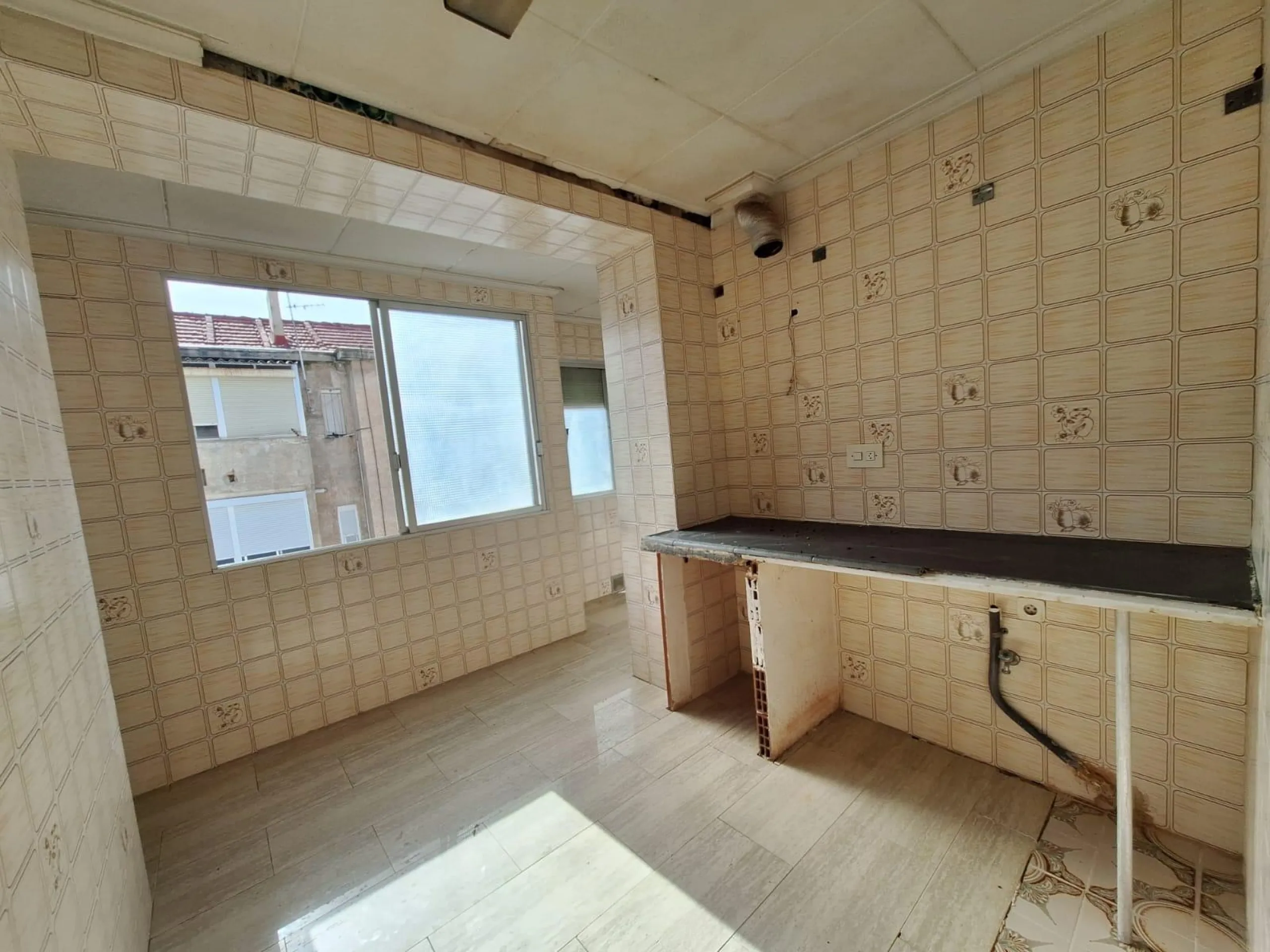 APARTMENT FOR RENOVATION TO YOUR TASTE 3 ROOMS 3rd FLOOR