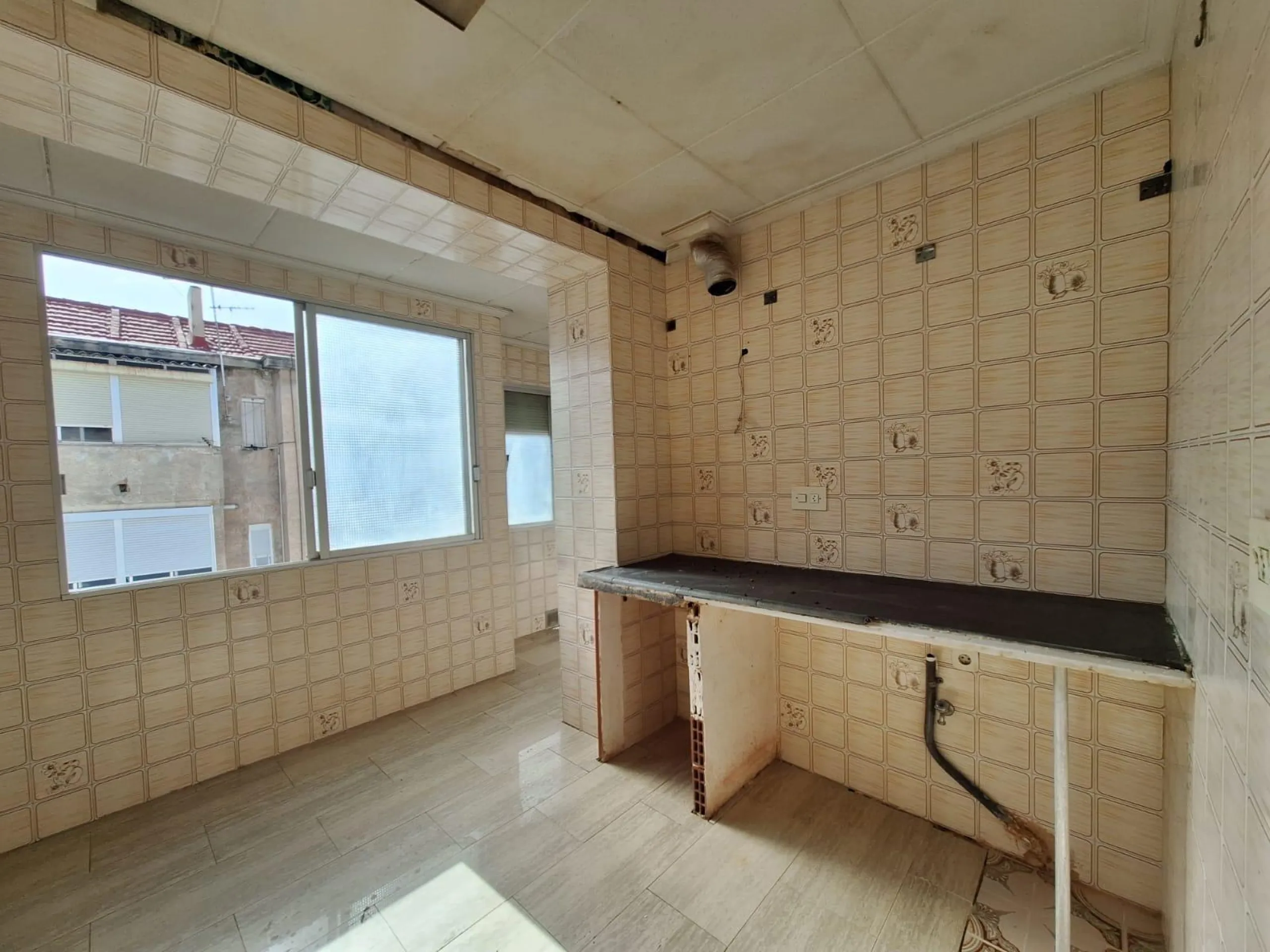 APARTMENT FOR RENOVATION TO YOUR TASTE 3 ROOMS 3rd FLOOR
