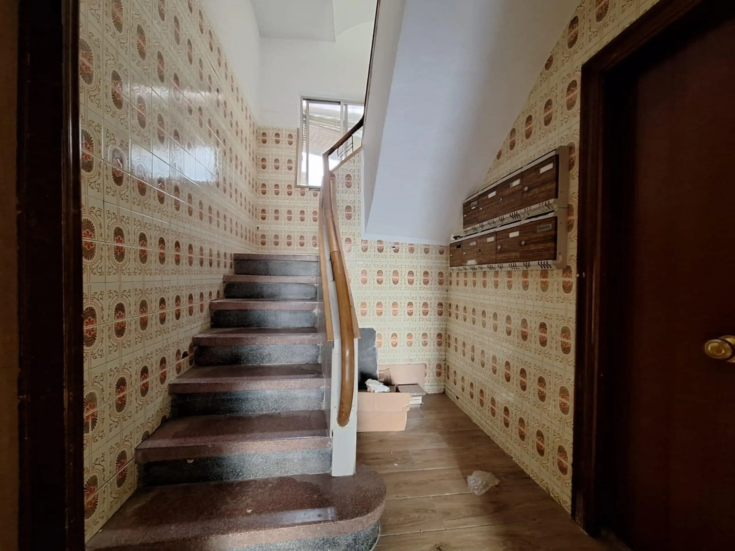 APARTMENT FOR RENOVATION TO YOUR TASTE 3 ROOMS 3rd FLOOR
