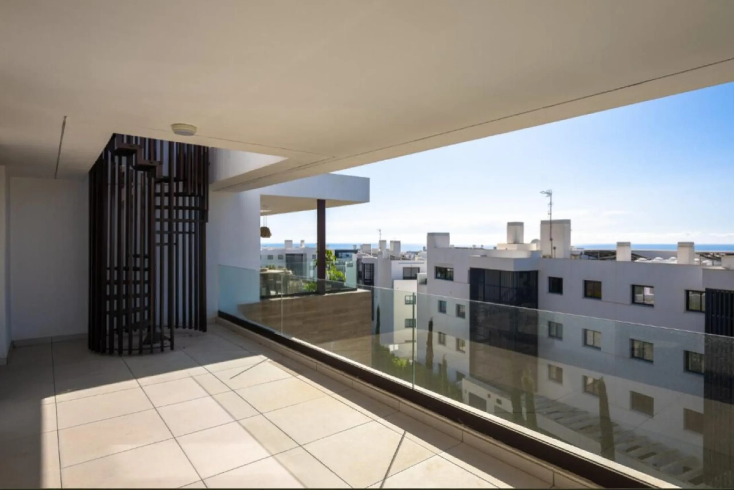 Discover elevated Mediterranean living in this striking penthouse in Reserva del Higuerón, ideally situated just a short 400-meter walk from the beaches of Fuengirola.