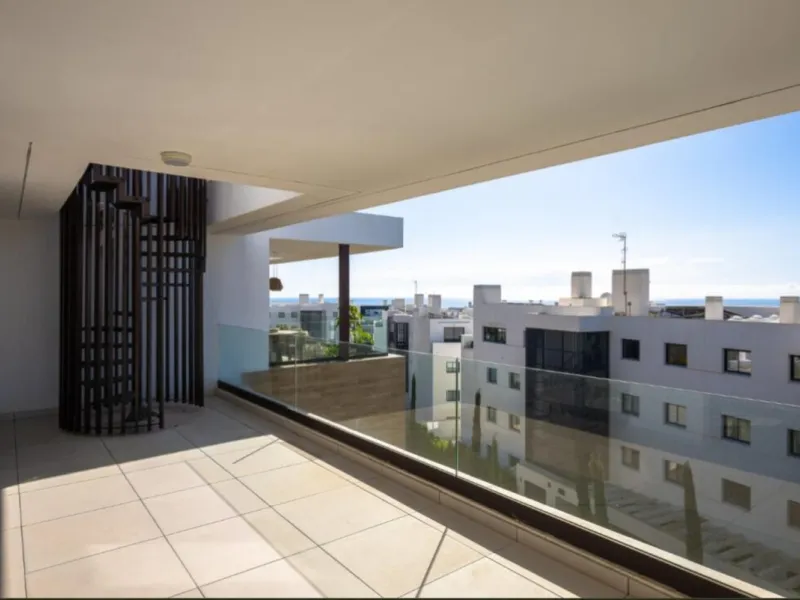 Discover elevated Mediterranean living in this striking penthouse in Reserva del Higuerón, ideally situated just a short 400-meter walk from the beaches of Fuengirola.