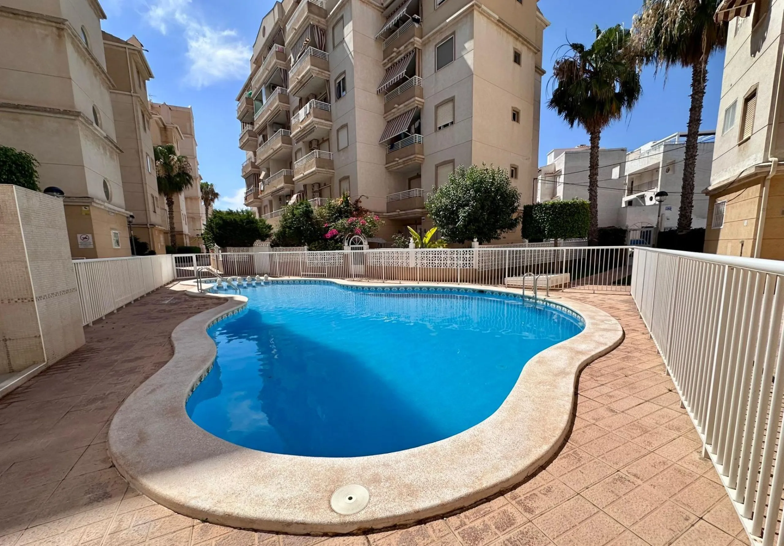 Fully renovated apartment in a gated community 400 meters from Playa de Los Locos