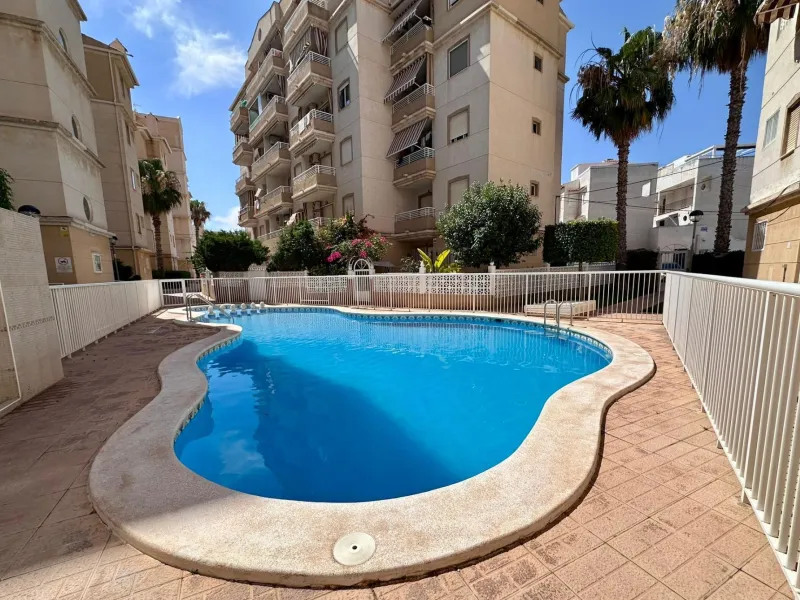 Fully renovated apartment in a gated community 400 meters from Playa de Los Locos