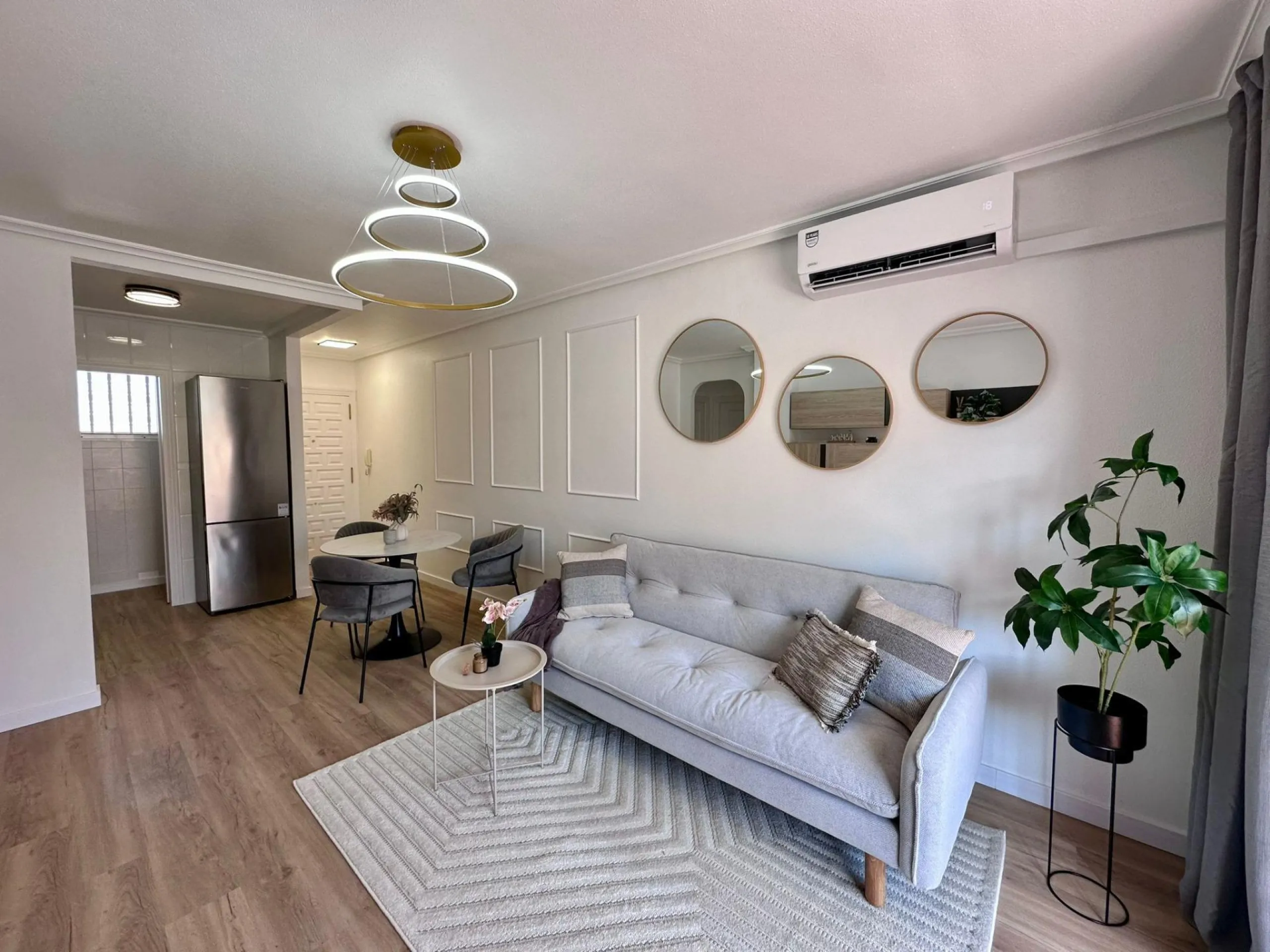 Fully renovated apartment in a gated community 400 meters from Playa de Los Locos