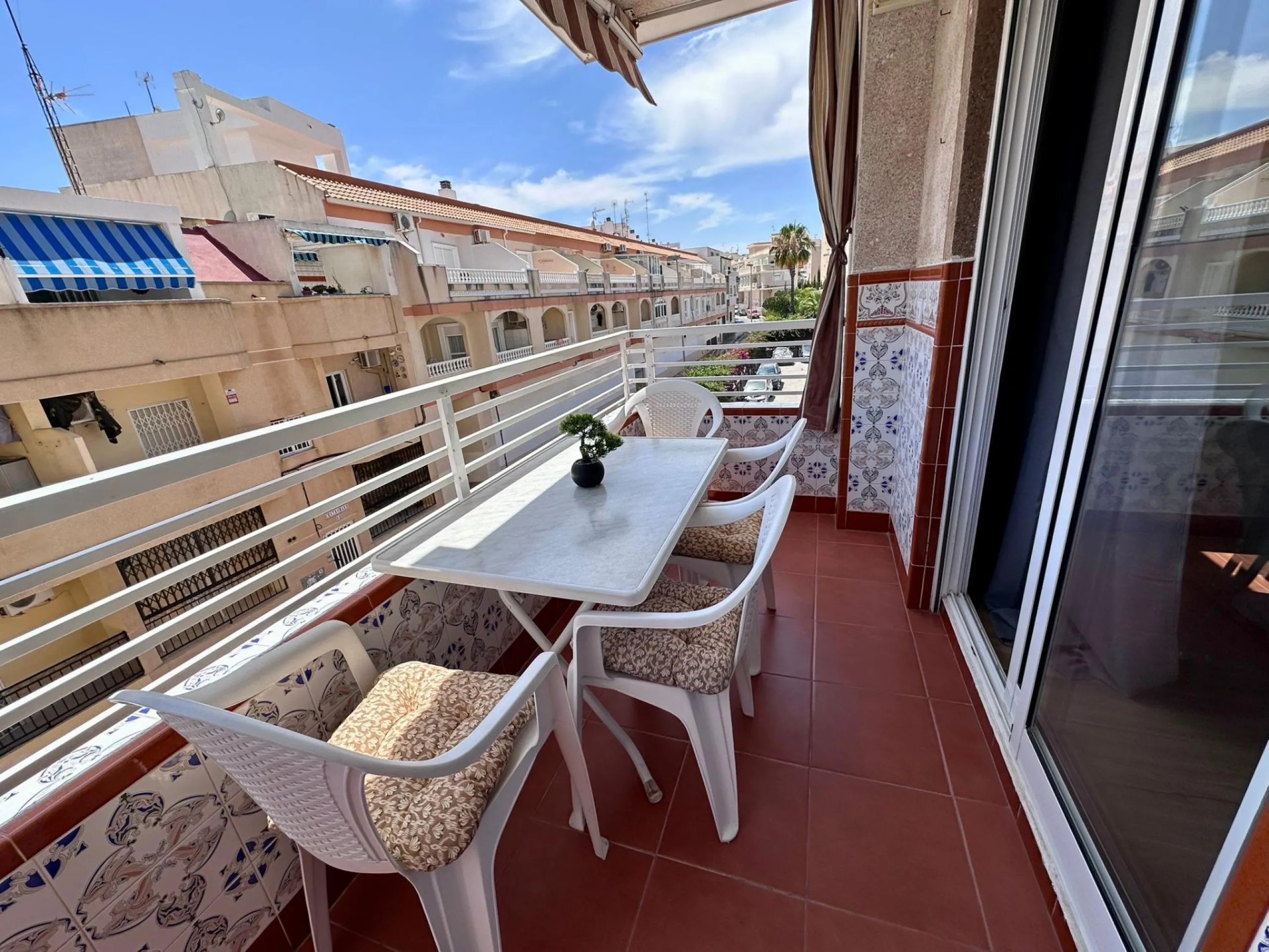 Fully renovated apartment in a gated community 400 meters from Playa de Los Locos