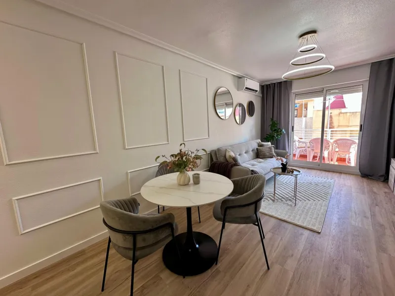 Fully renovated apartment in a gated community 400 meters from Playa de Los Locos