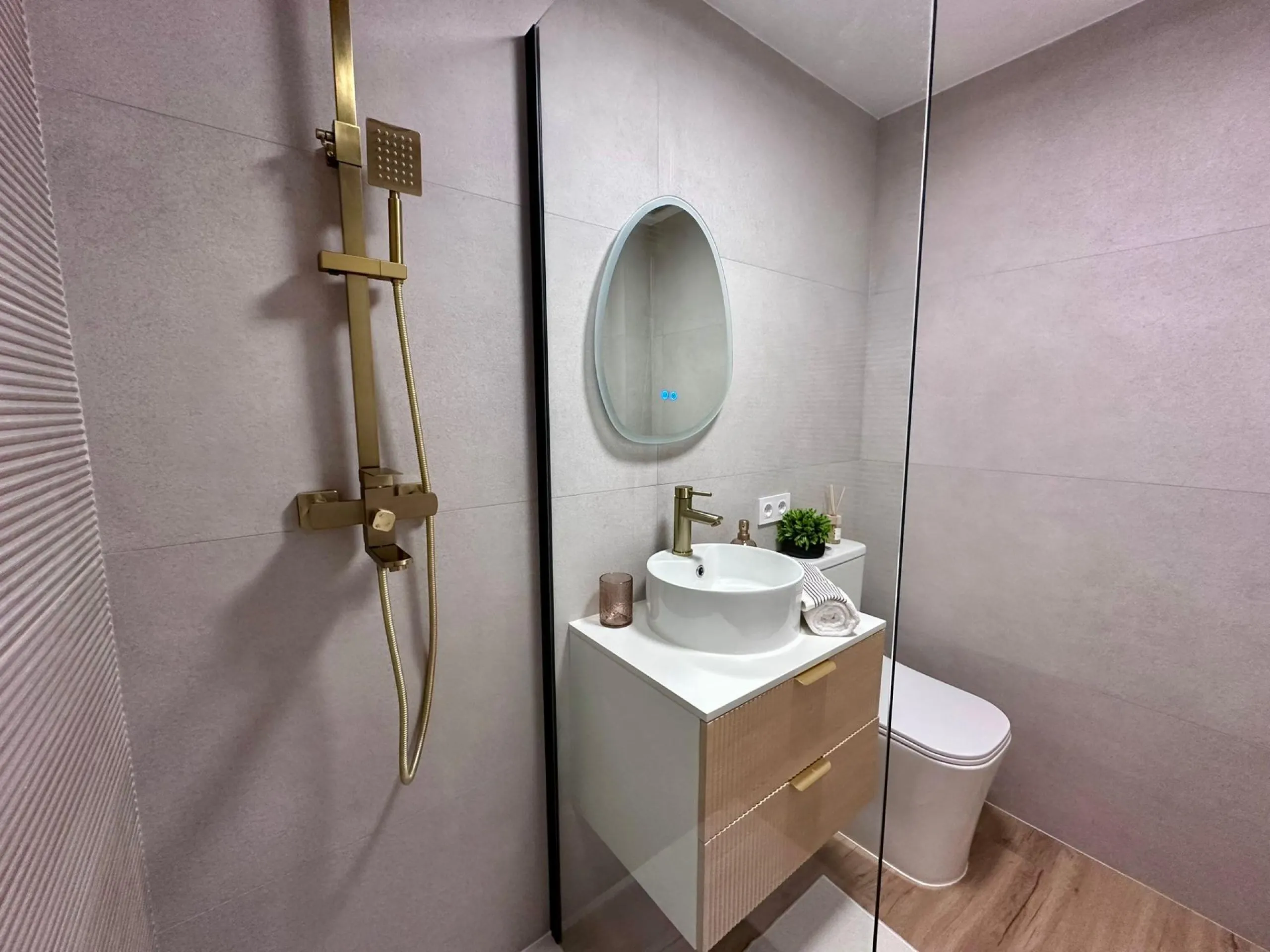Fully renovated apartment in a gated community 400 meters from Playa de Los Locos