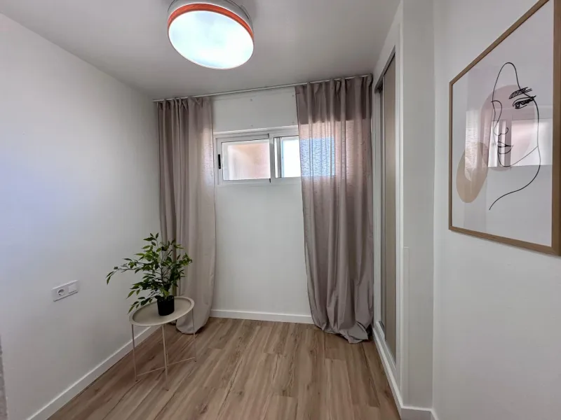 Fully renovated apartment in a gated community 400 meters from Playa de Los Locos