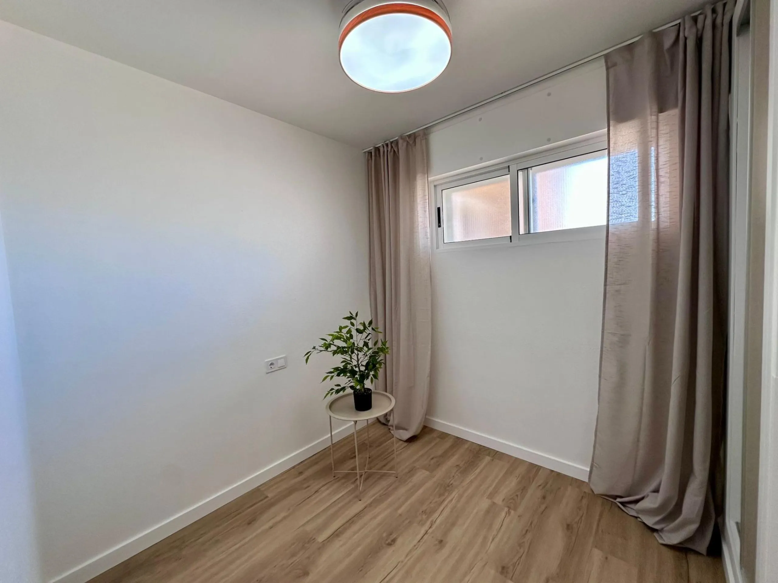 Fully renovated apartment in a gated community 400 meters from Playa de Los Locos