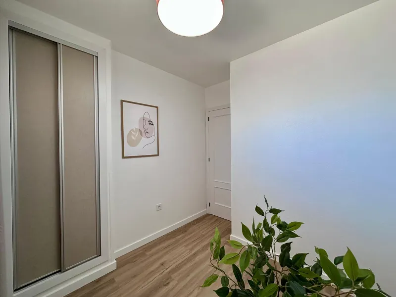Fully renovated apartment in a gated community 400 meters from Playa de Los Locos