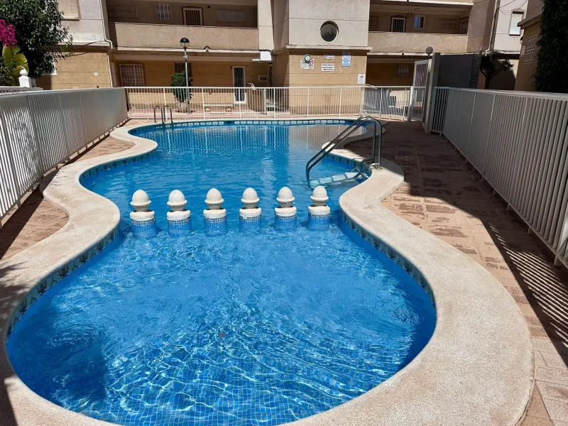 Fully renovated apartment in a gated community 400 meters from Playa de Los Locos