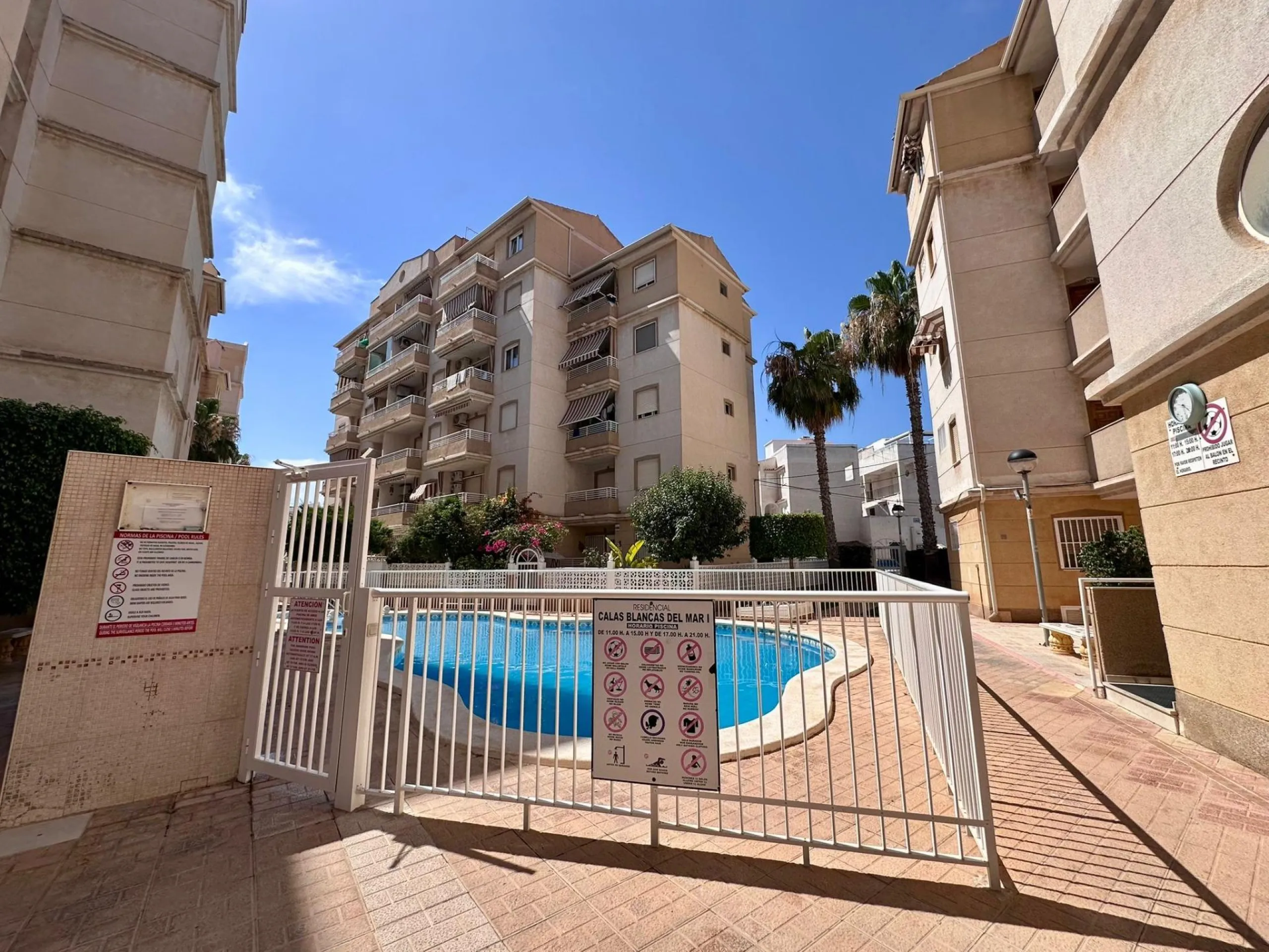 Fully renovated apartment in a gated community 400 meters from Playa de Los Locos