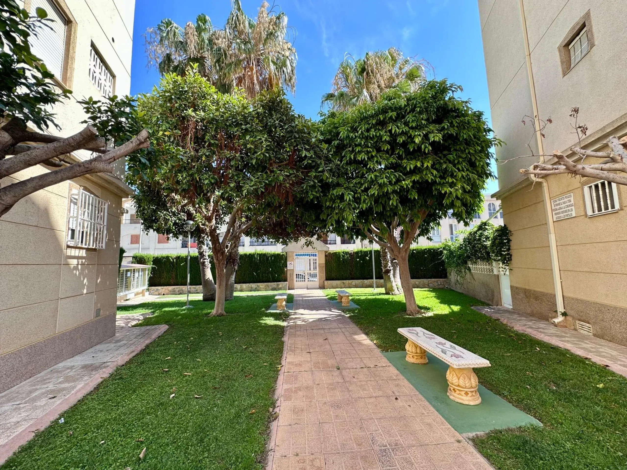 Fully renovated apartment in a gated community 400 meters from Playa de Los Locos
