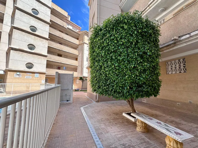 Fully renovated apartment in a gated community 400 meters from Playa de Los Locos